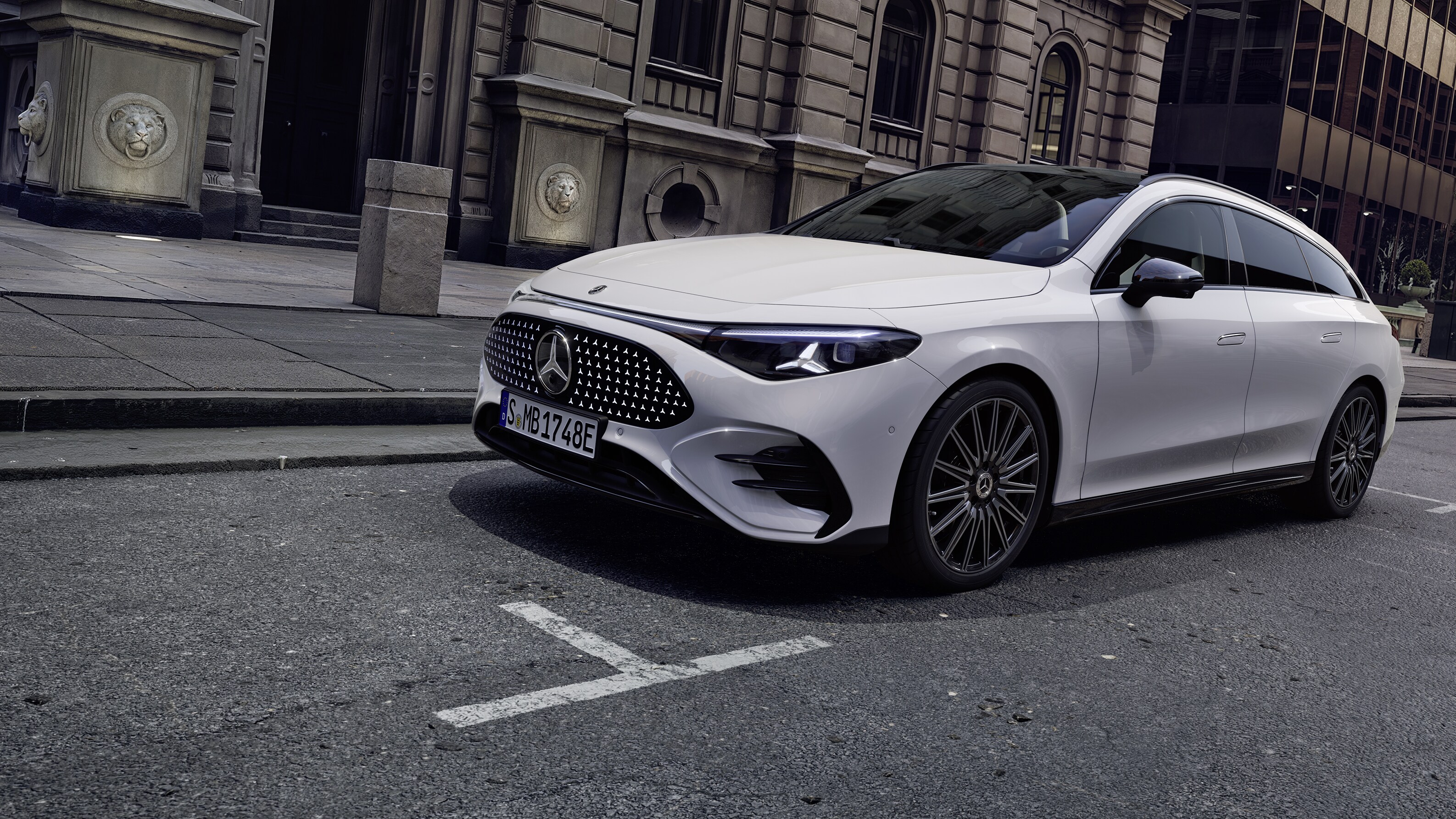 Den elektriske Mercedes-Benz CLA Shooting Brake parkeret foran en ældre bygning