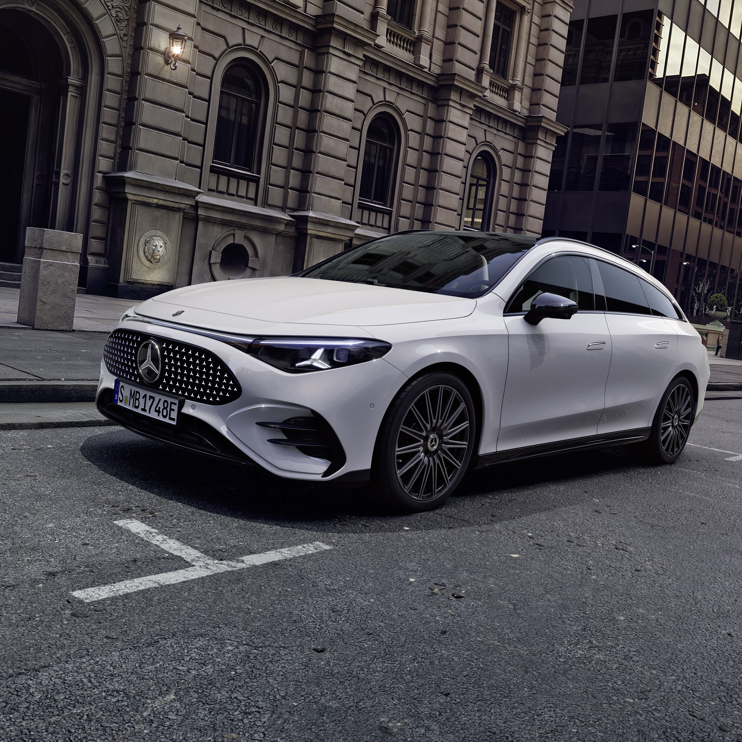 Den elektriske Mercedes-Benz CLA Shooting Brake parkeret foran en ældre bygning