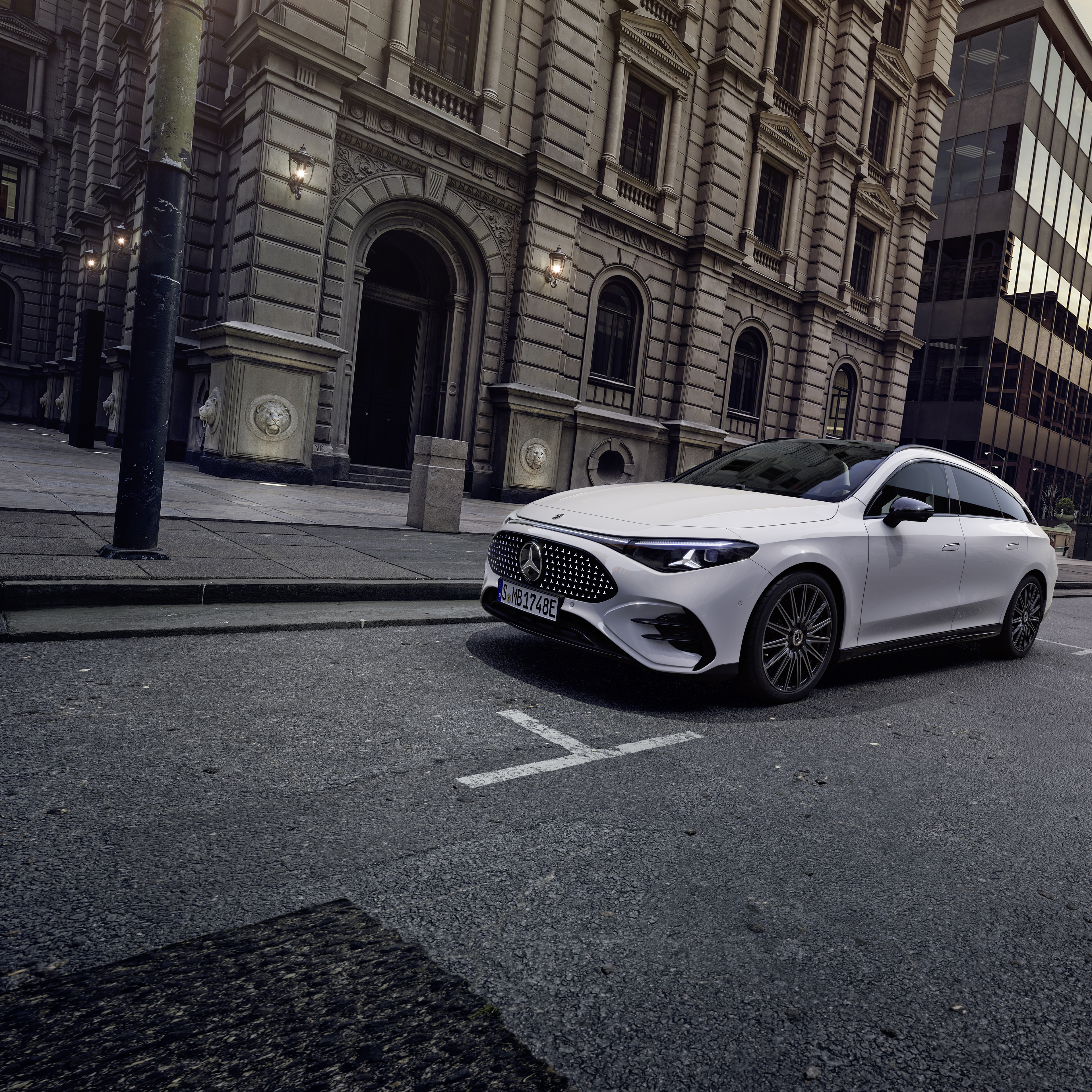 Den elektriske Mercedes-Benz CLA Shooting Brake parkeret foran en ældre bygning