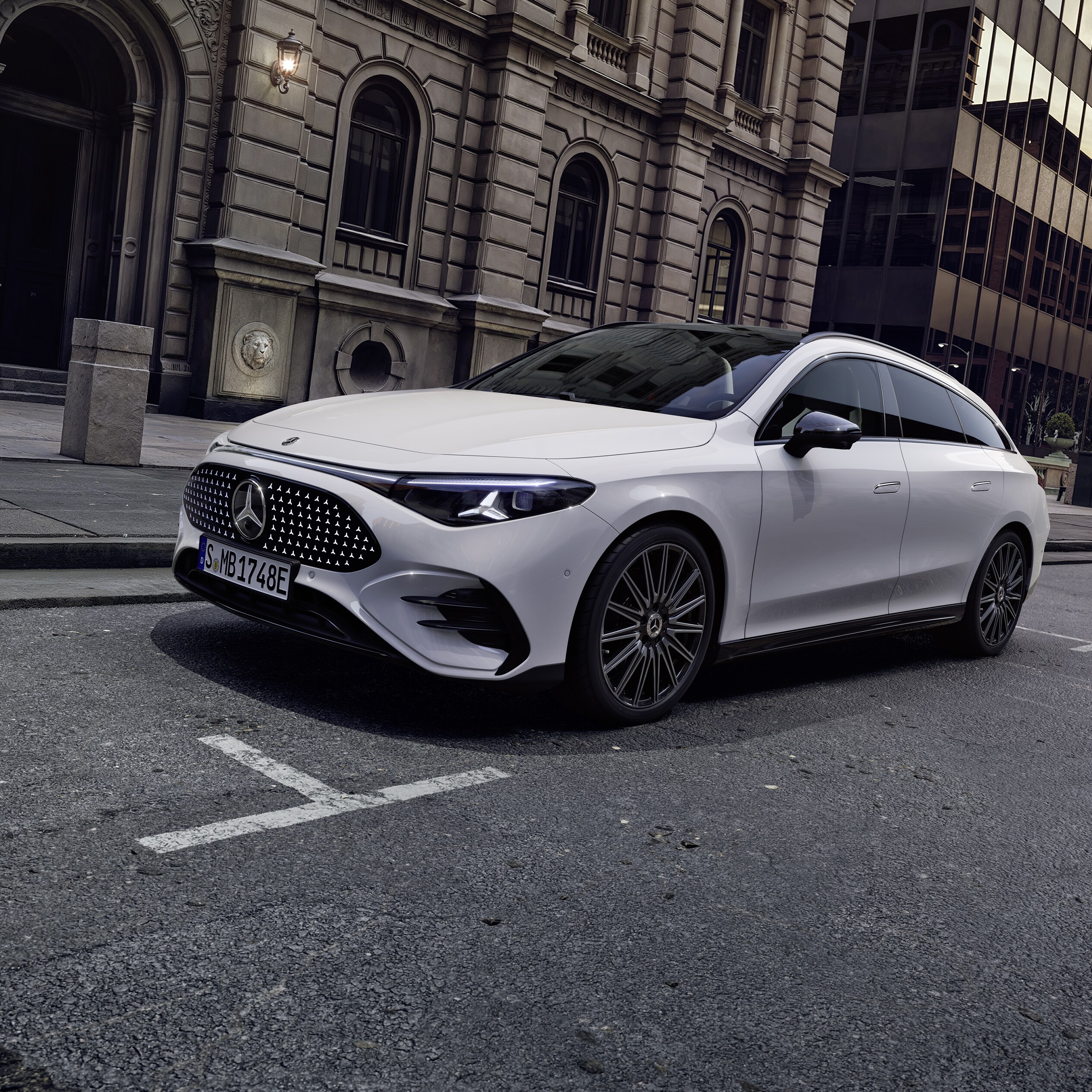 Den elektriske Mercedes-Benz CLA Shooting Brake parkeret foran en ældre bygning