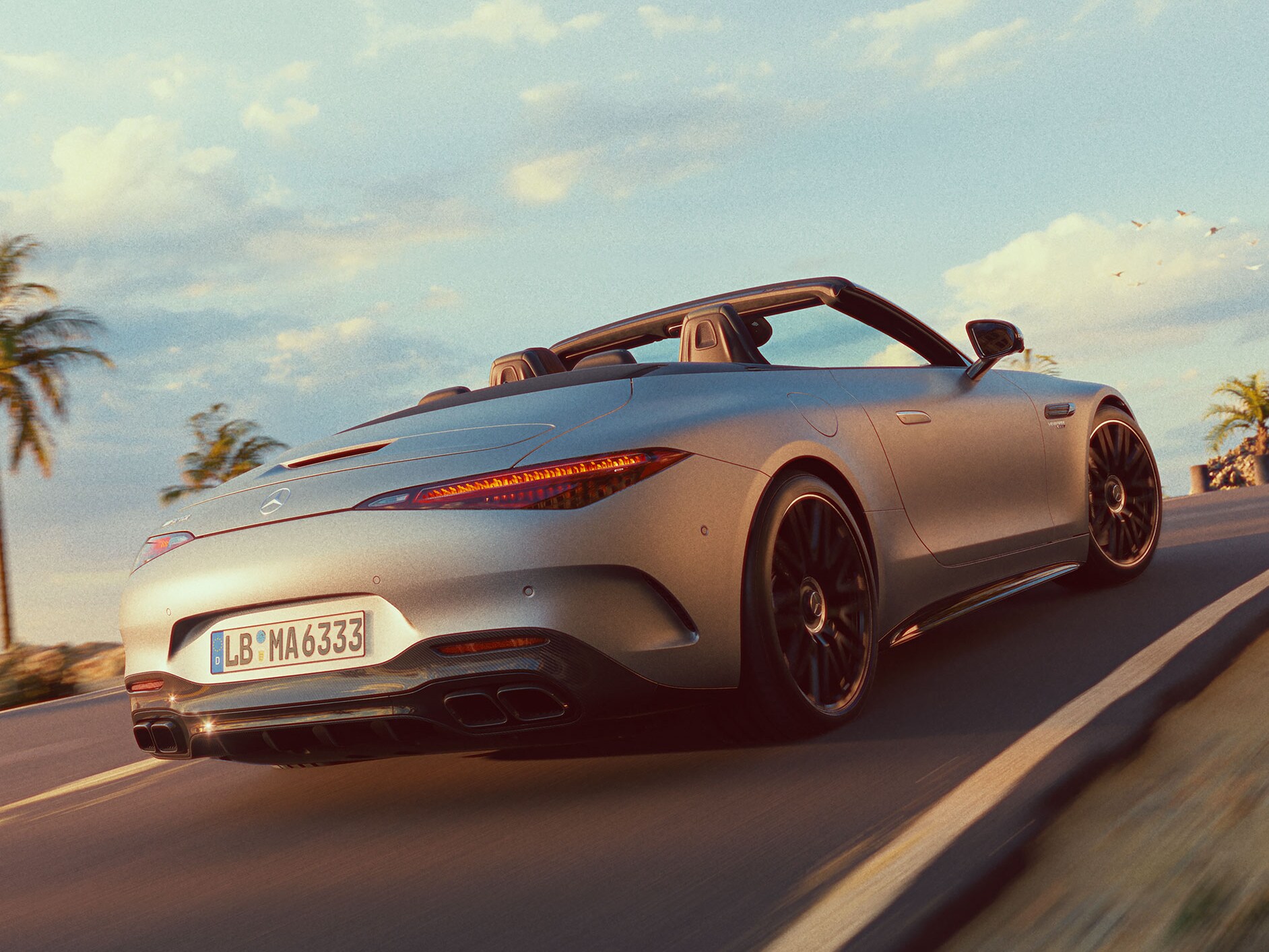 Et sidebillede af Mercedes-AMG SL roadster, der kører på vejen.
