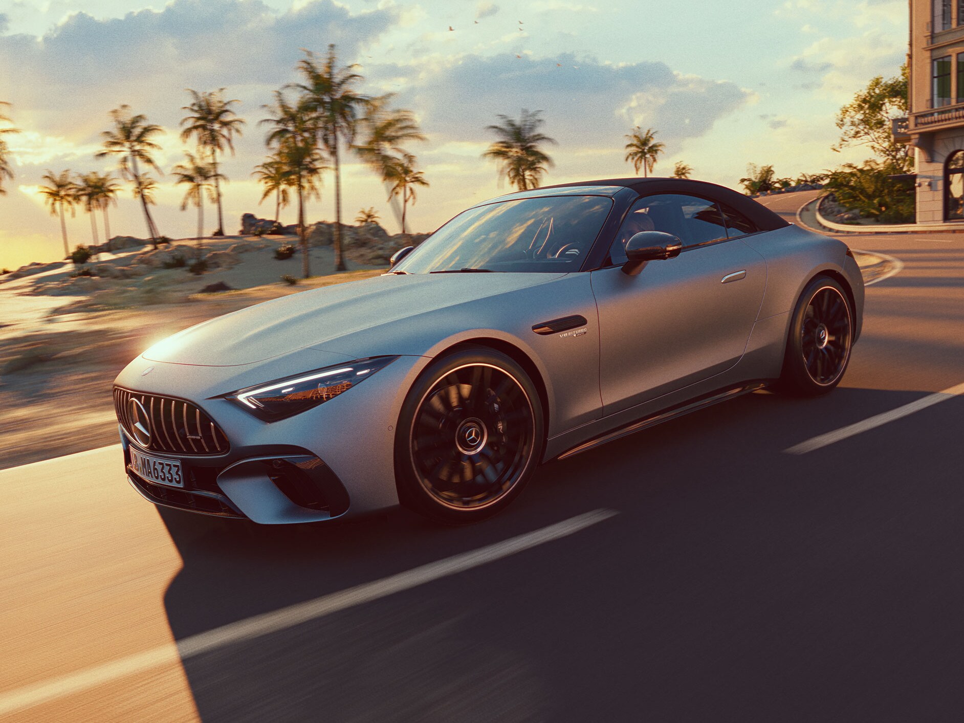 Et sidebillede af Mercedes-AMG SL roadster, der kører på en vej.