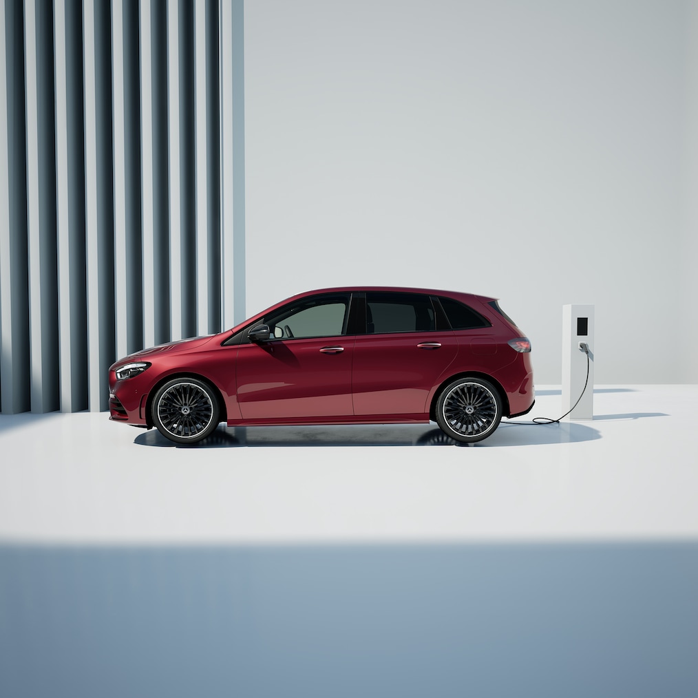 Mercedes-Benz B-Klasse plug-in hybrid ved en offentlig ladestander under opladning.