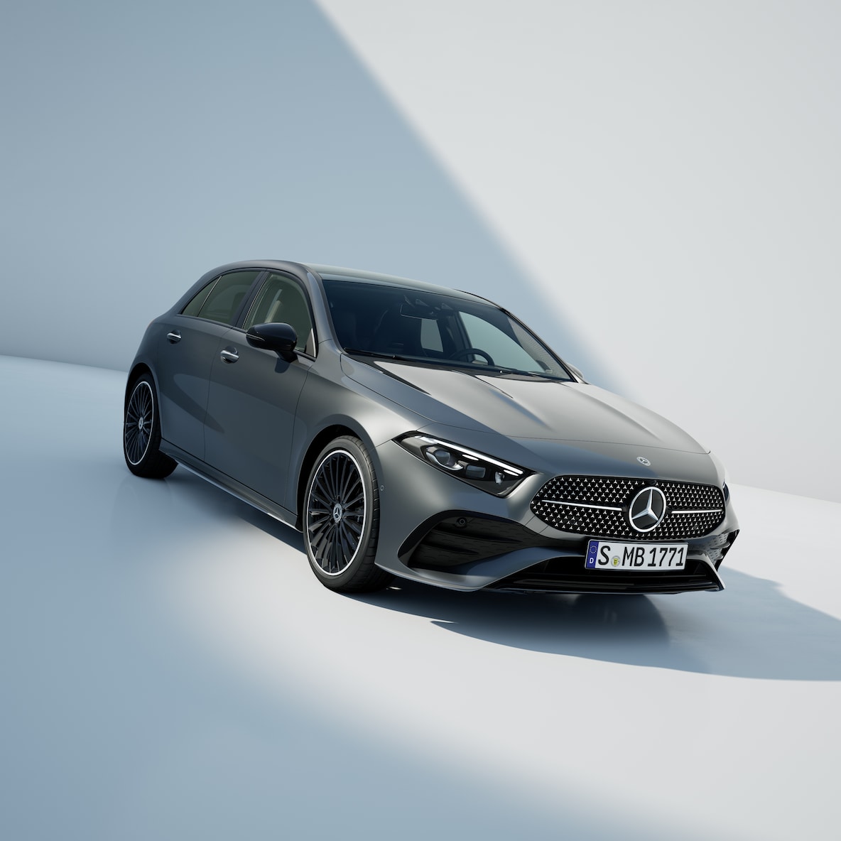 En Mercedes-Benz A-Klasse set fra siden forfra.