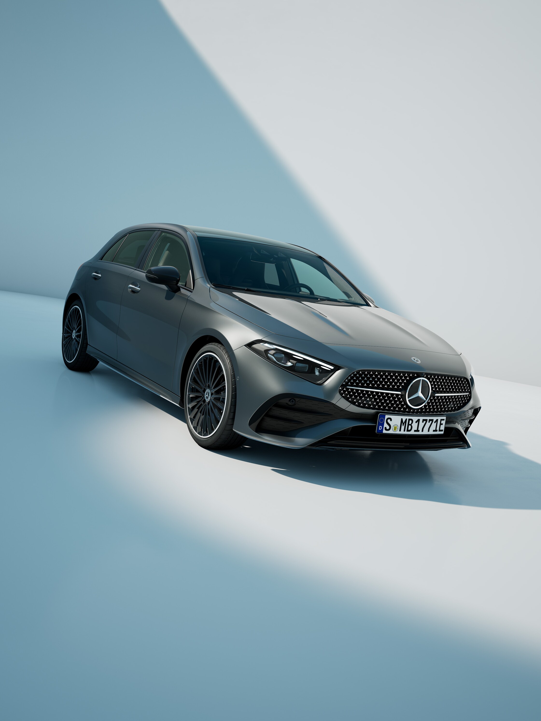 Grå Mercedes-Benz A-Klasse Hatchback set lidt oppefra på skråt underlag