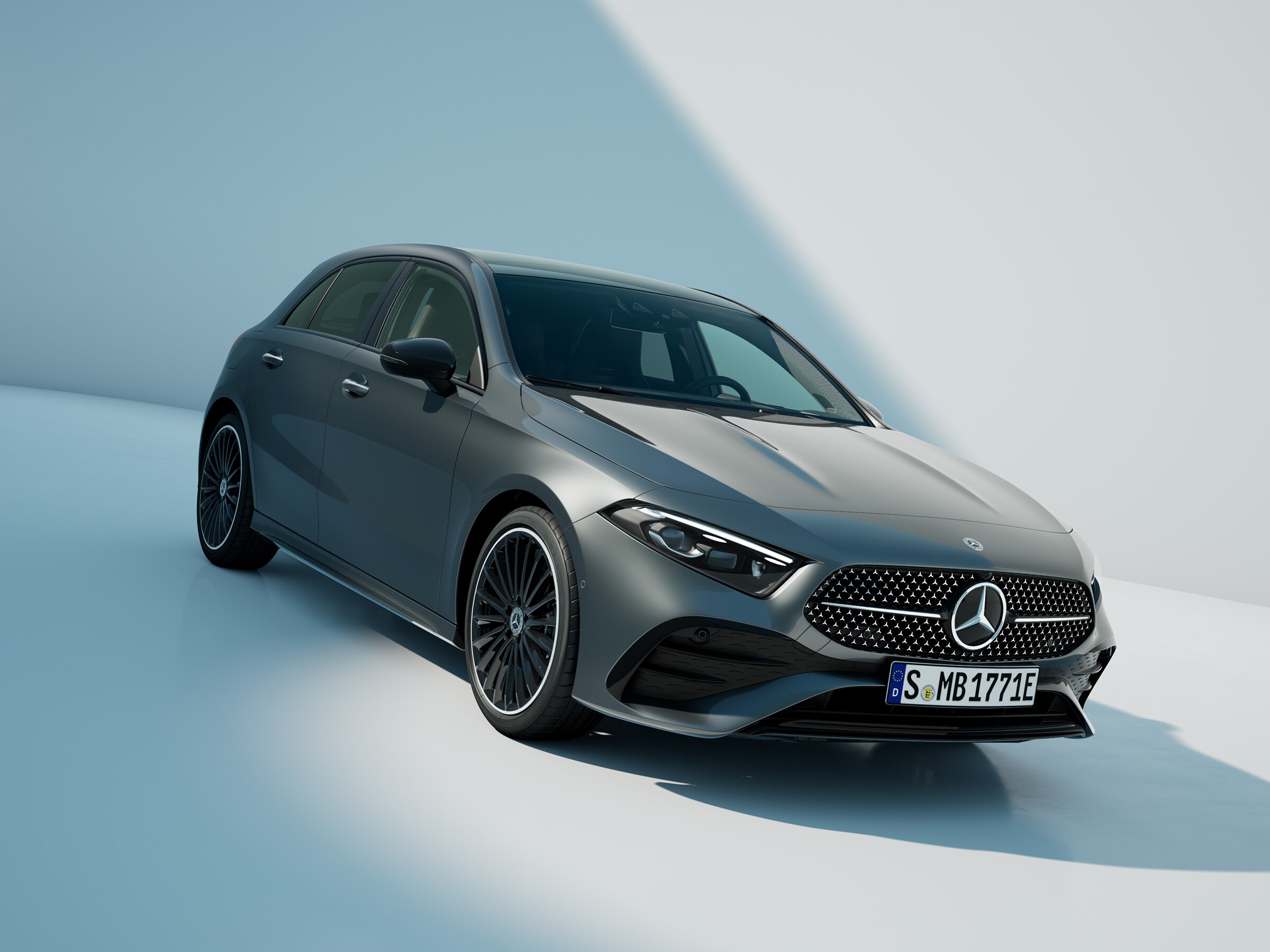 Grå Mercedes-Benz A-Klasse Hatchback set lidt oppefra på skråt underlag