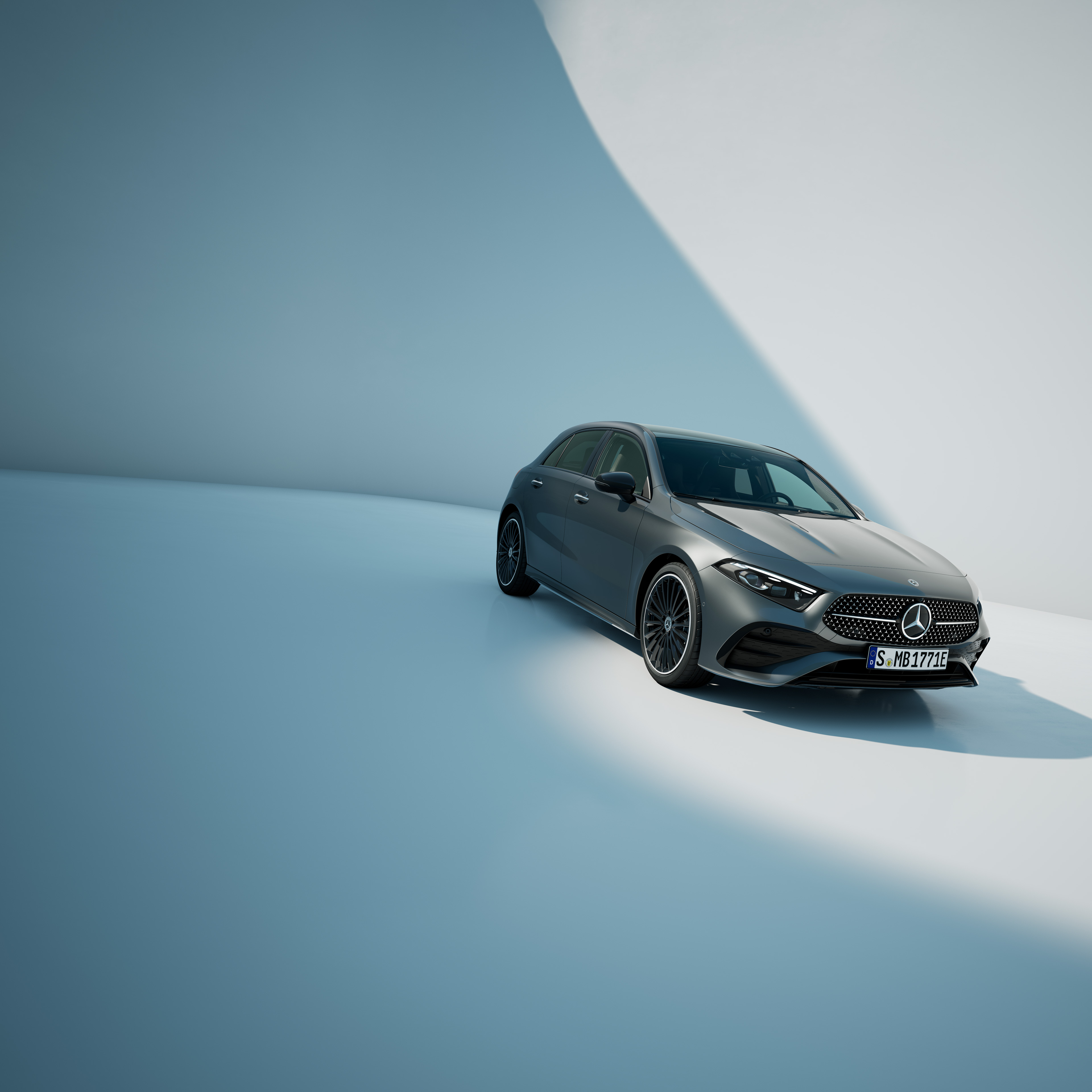 Mercedes-Benz Hatchback | Prislister Grå Mercedes-Benz A-Klasse Hatchback set lidt oppefra på skråt underlag