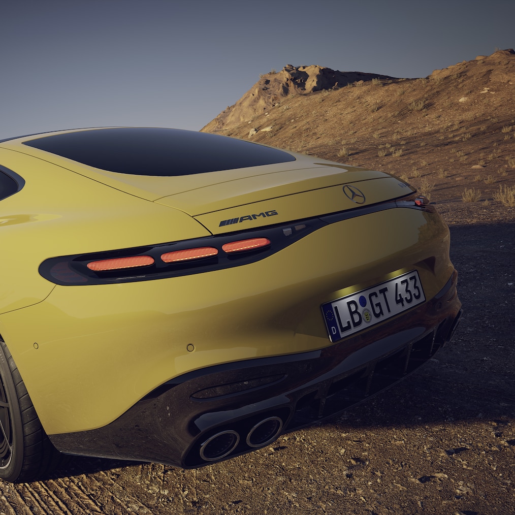 Kørebillede af Mercedes-AMG GT 43 coupé, set fra bagenden med aktiveret hækspoiler.