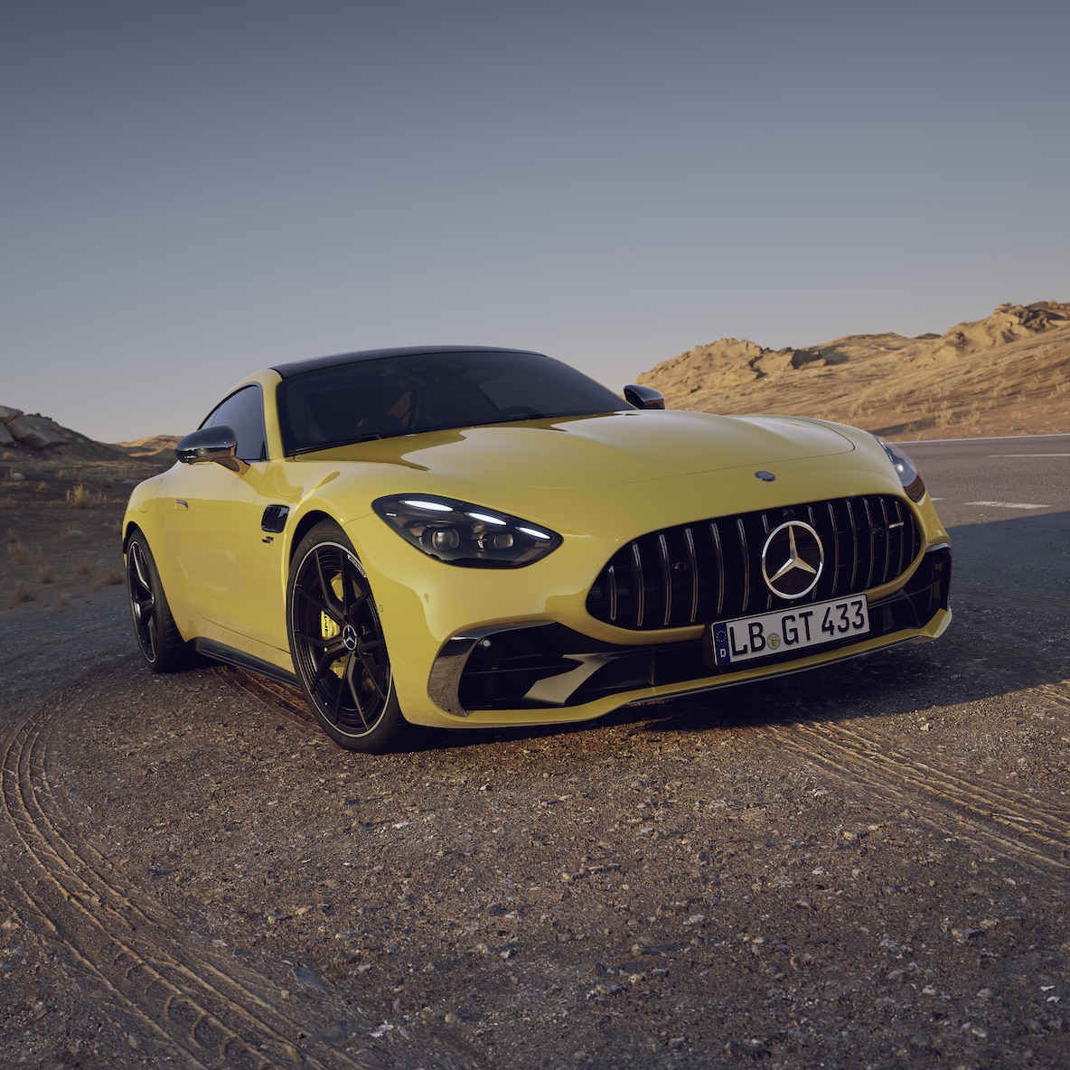 Eksteriøret af Mercedes-AMG GT 43 coupé set fra siden.
