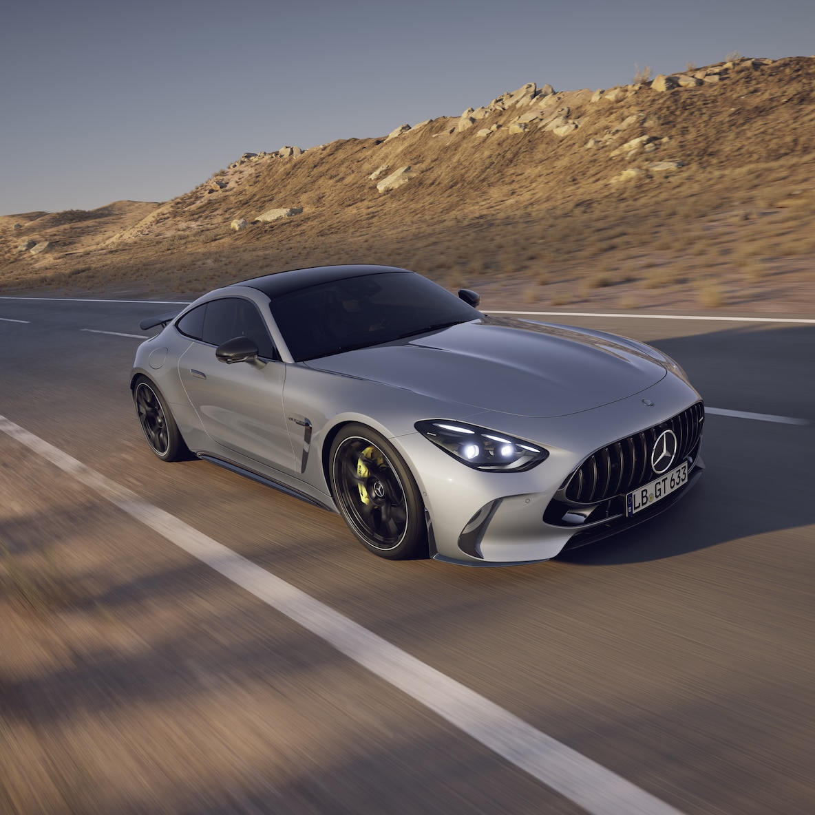 Eksteriøret af Mercedes-AMG GT 63 coupé set fra siden.