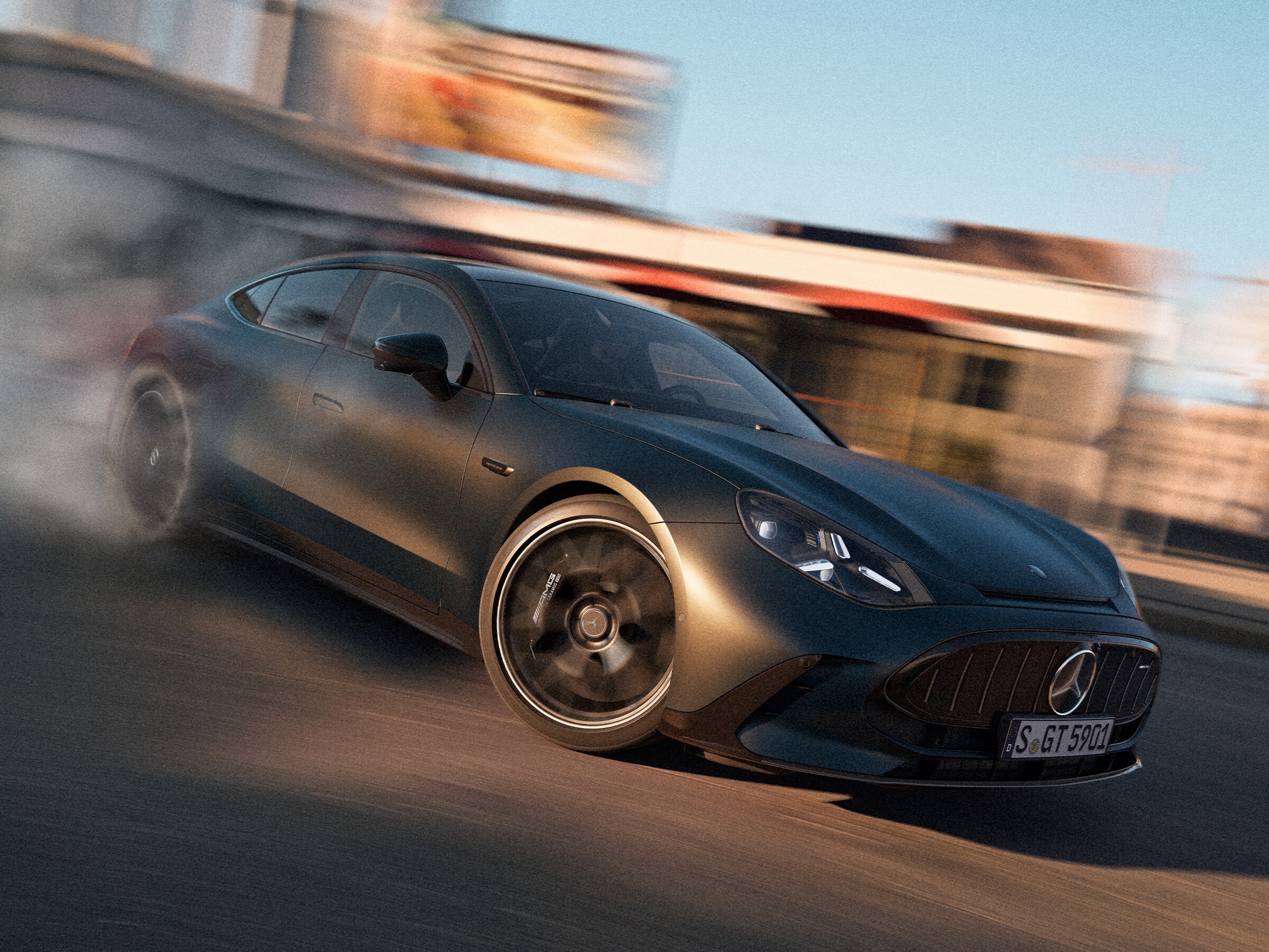 Neonfarvet Mercedes-AMG GT 4-dørs Coupé kørende i høj fart.