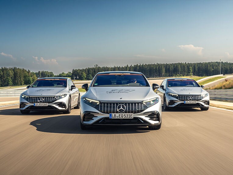 Flere Mercedes-AMG modeller på en racerbane.