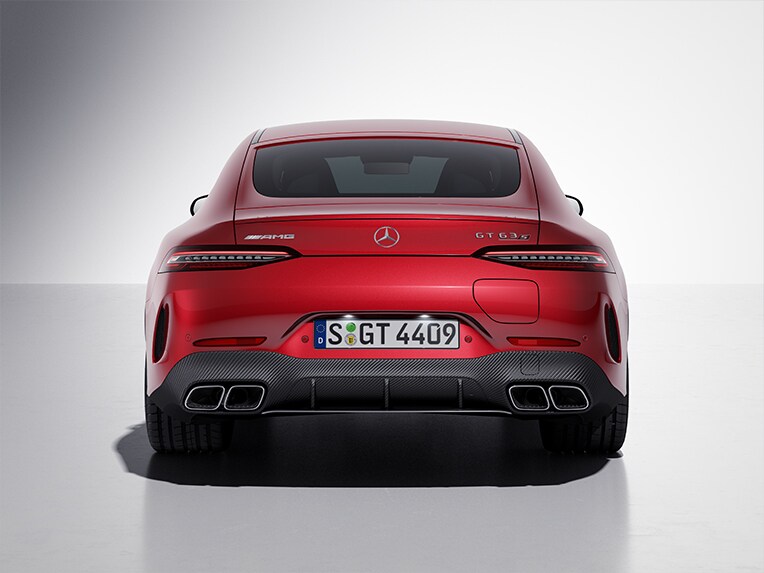 Mercedes-AMG GT 63 S E PERFORMANCE med en AMG kulfiberpakke eksteriør.