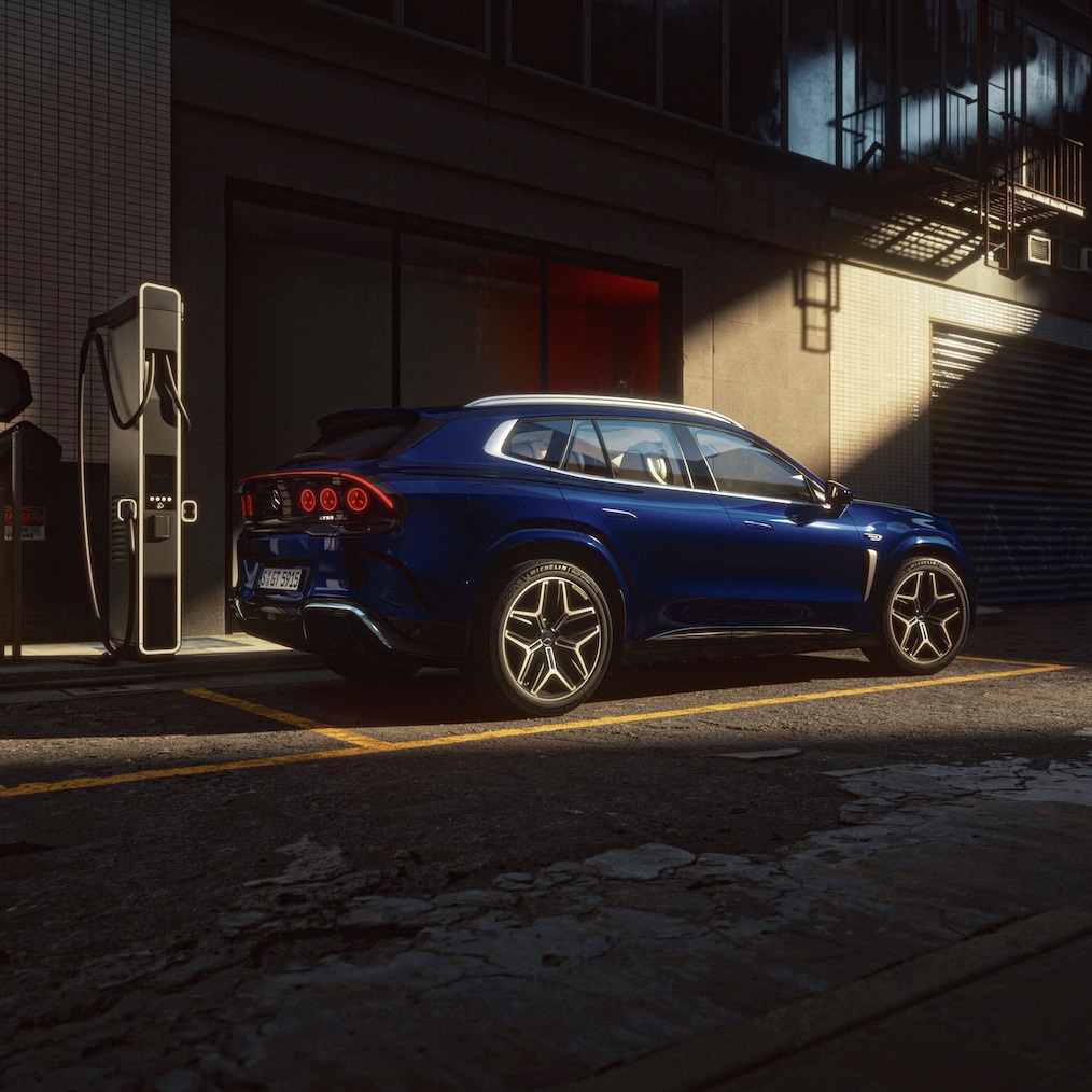 Mercedes-AMG GT 53 ved en ladestation.