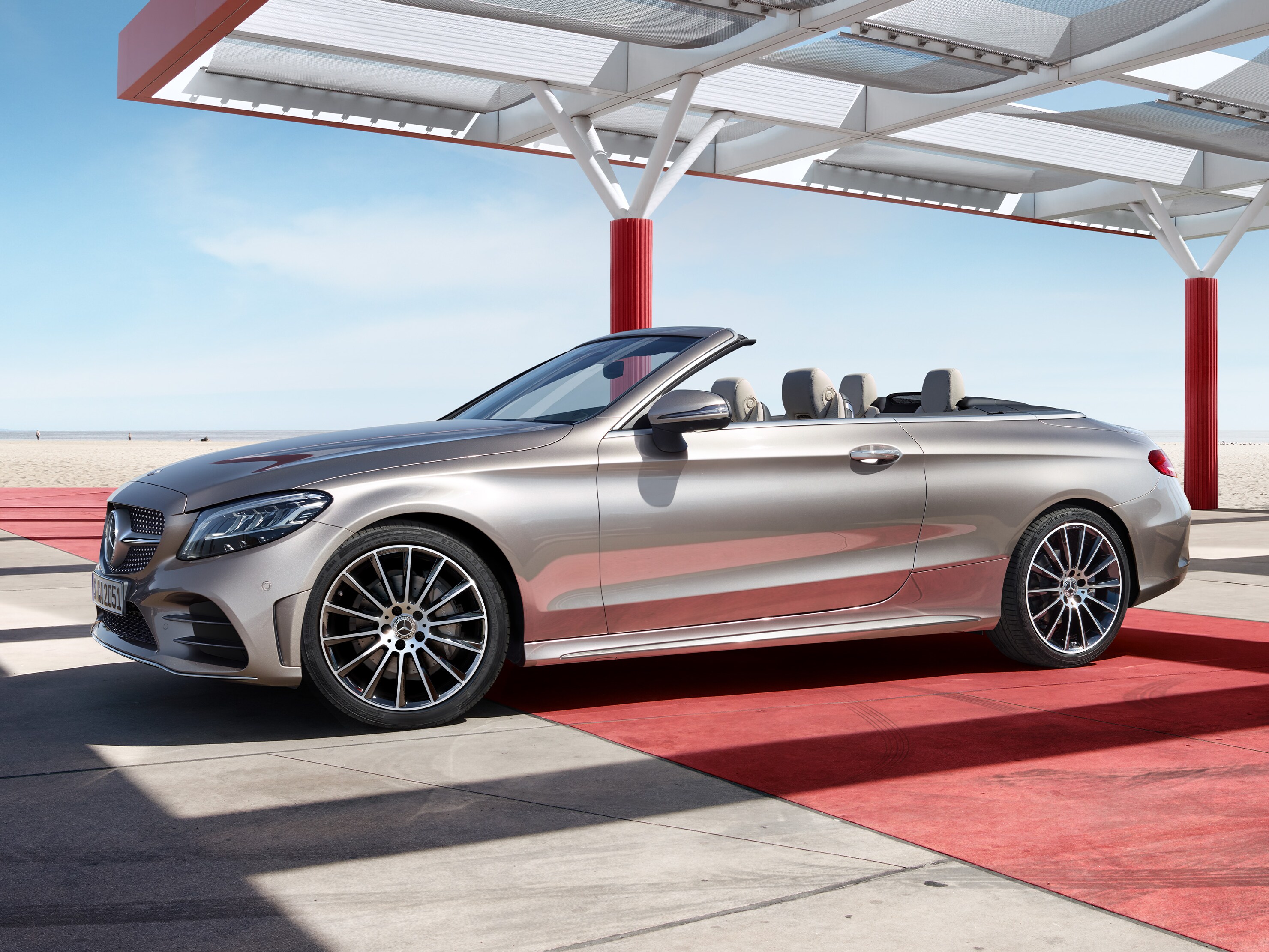 Mercedes-Benz cabriolet set fra siden – elegant og sporty bil