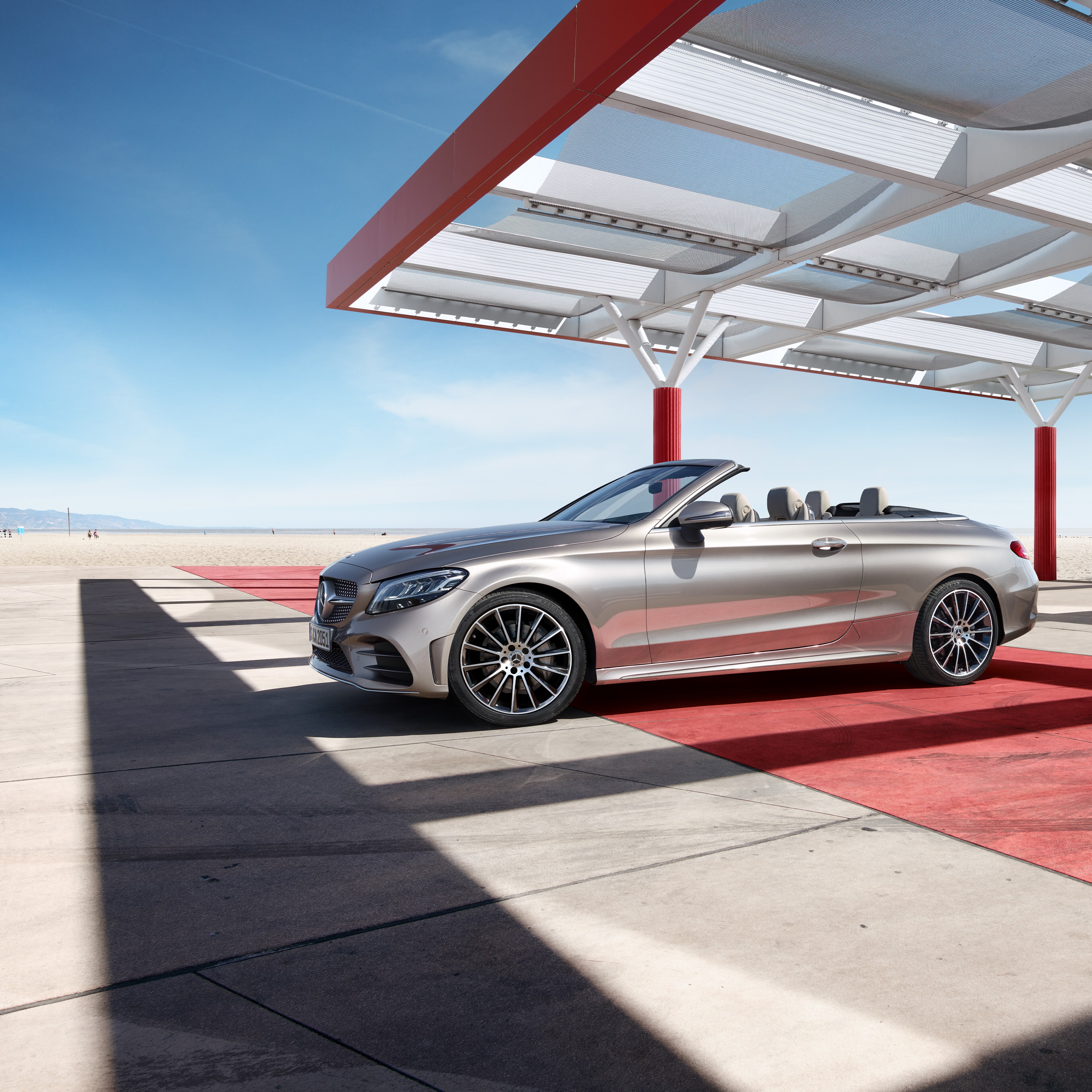 Sølv Mercedes-Benz C-Klasse Cabriolet set skråt fra siden