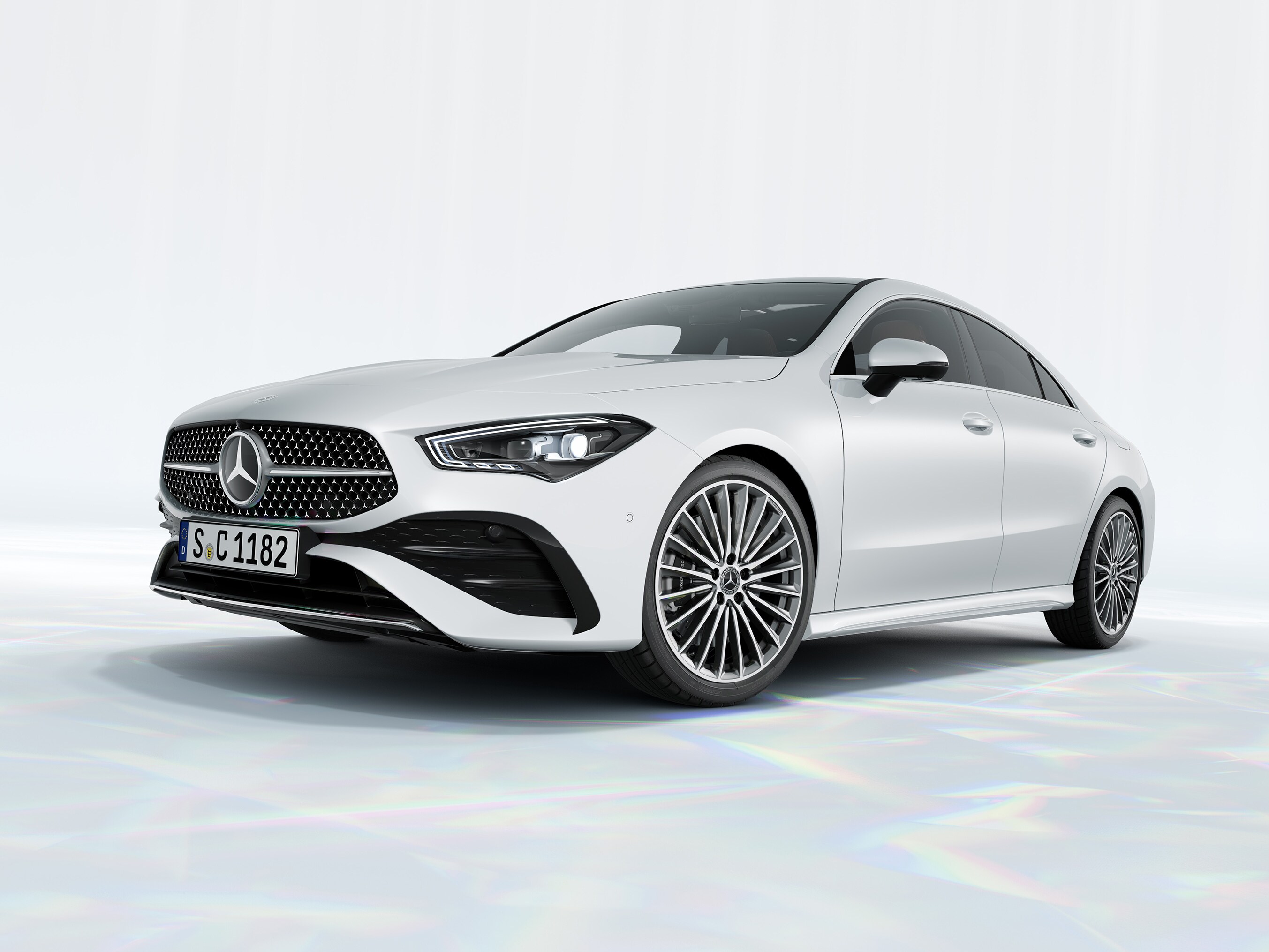 Mercedes-Benz coupé set skråt forfra – sportslig design med aerodynamiske linjer