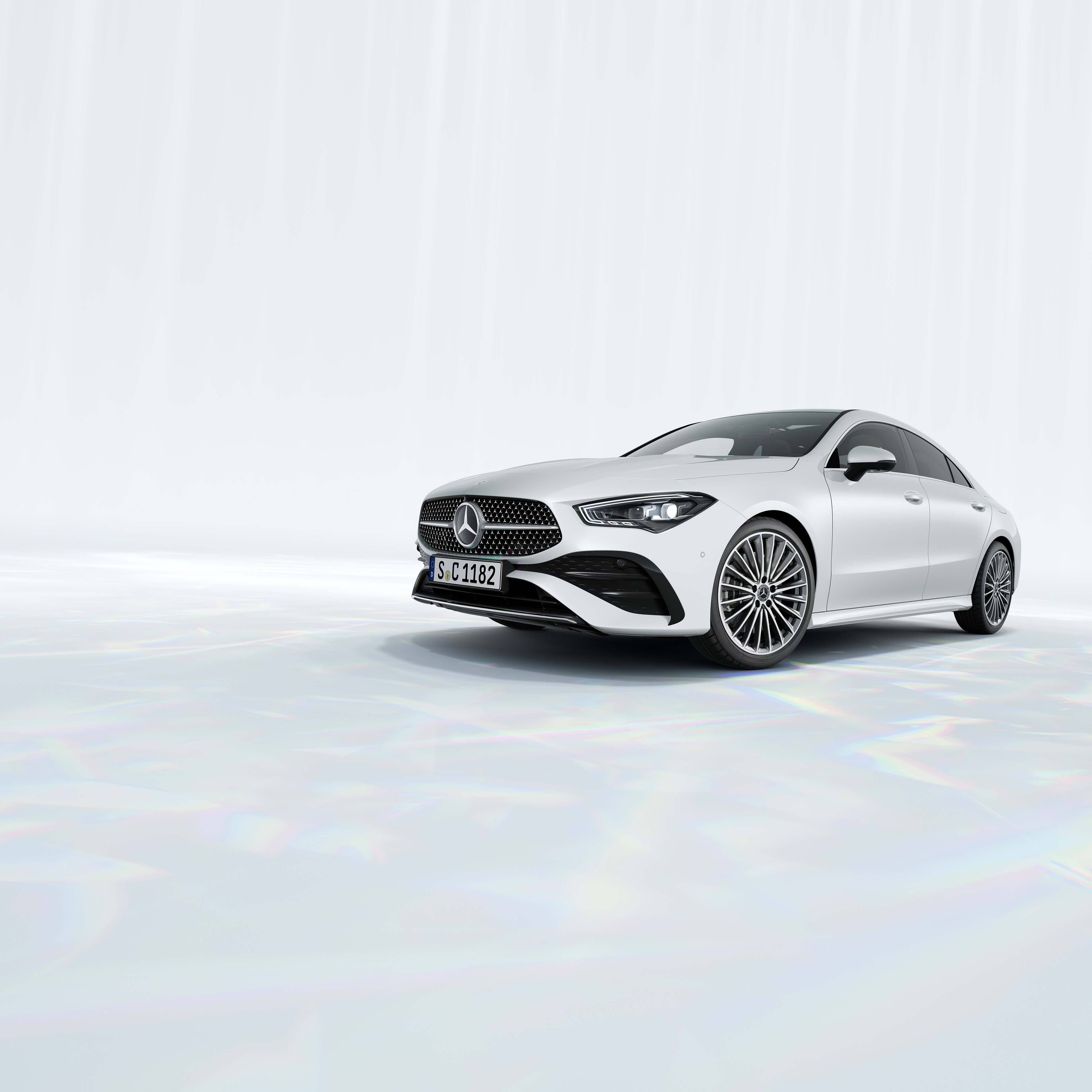 Coupé | Mercedes-Benz Hvid Mercedes-Benz CLA Coupé set skråt forfra på minimalistisk baggrund