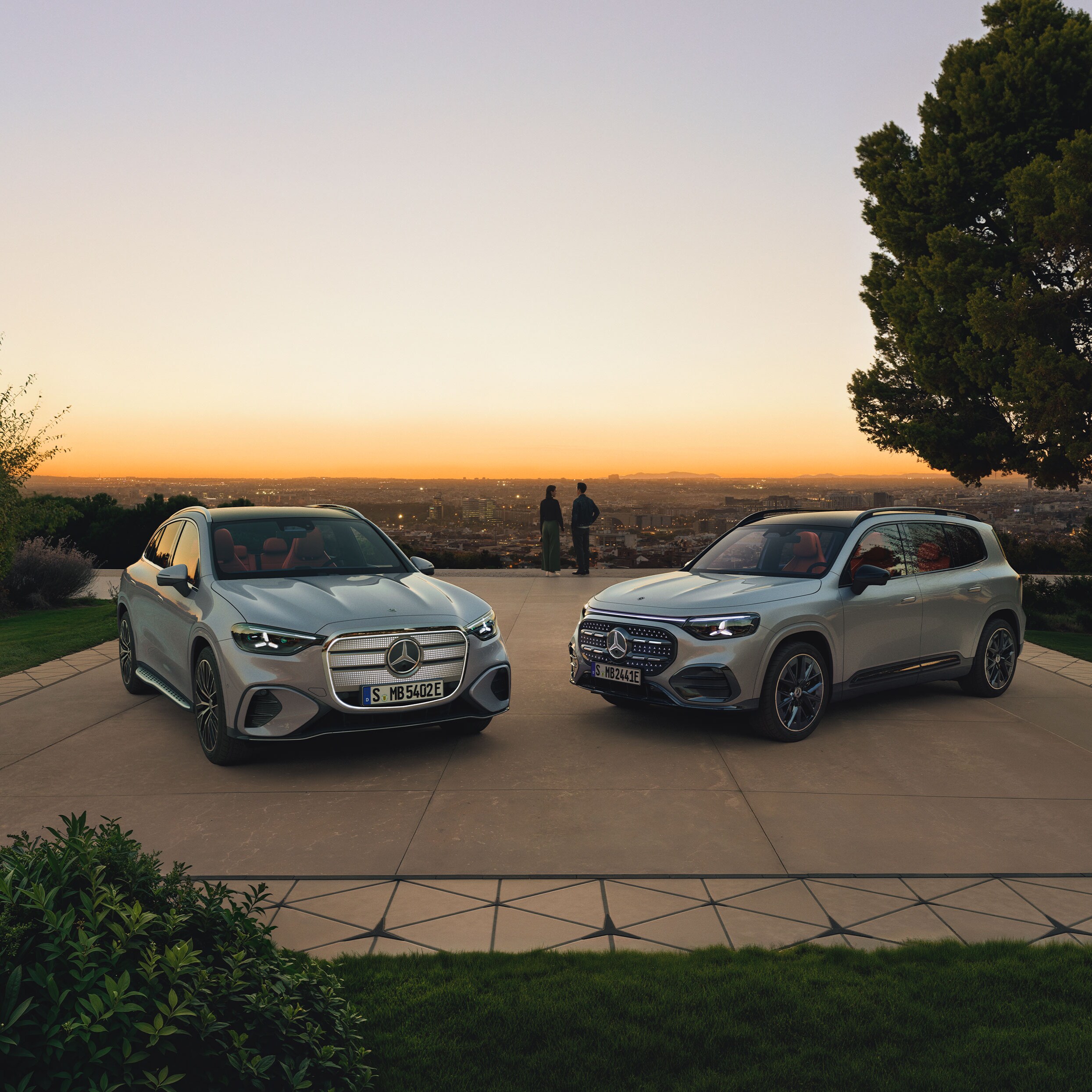 To nye Mercedes-Benz GLC set skråt forfra.