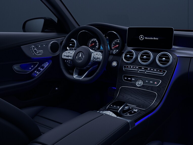Kabinen i Mercedes-Benz C-Klasse cabriolet med ambientebelysning.