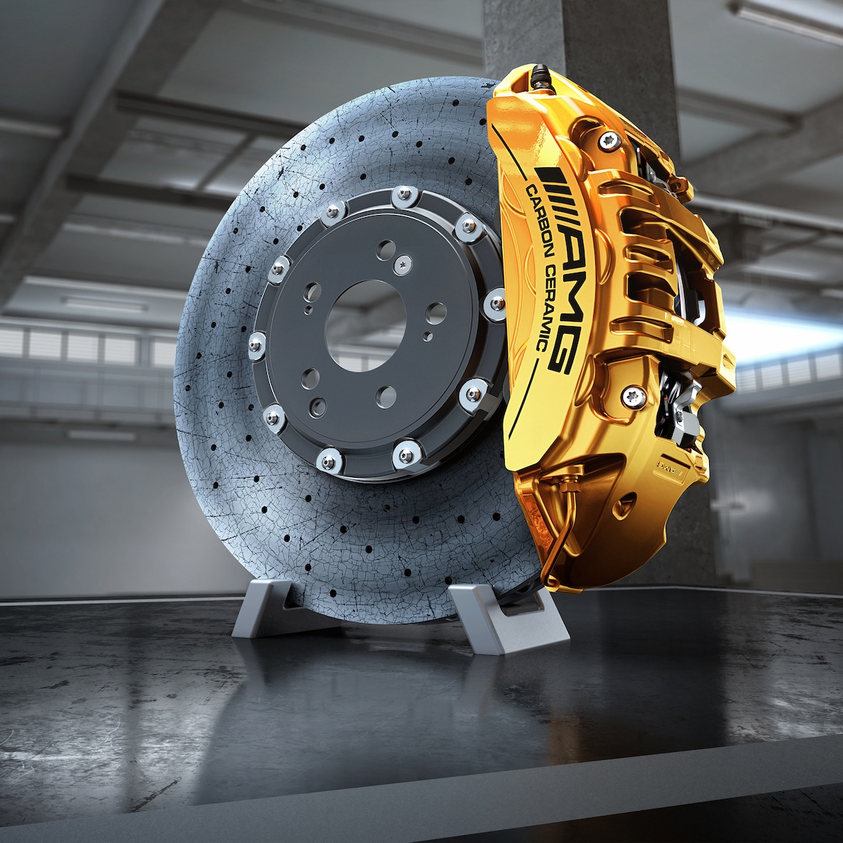Nærbillede af en højtydende keramisk AMG kompositbremseskive med en gulmalet bremsekaliber.