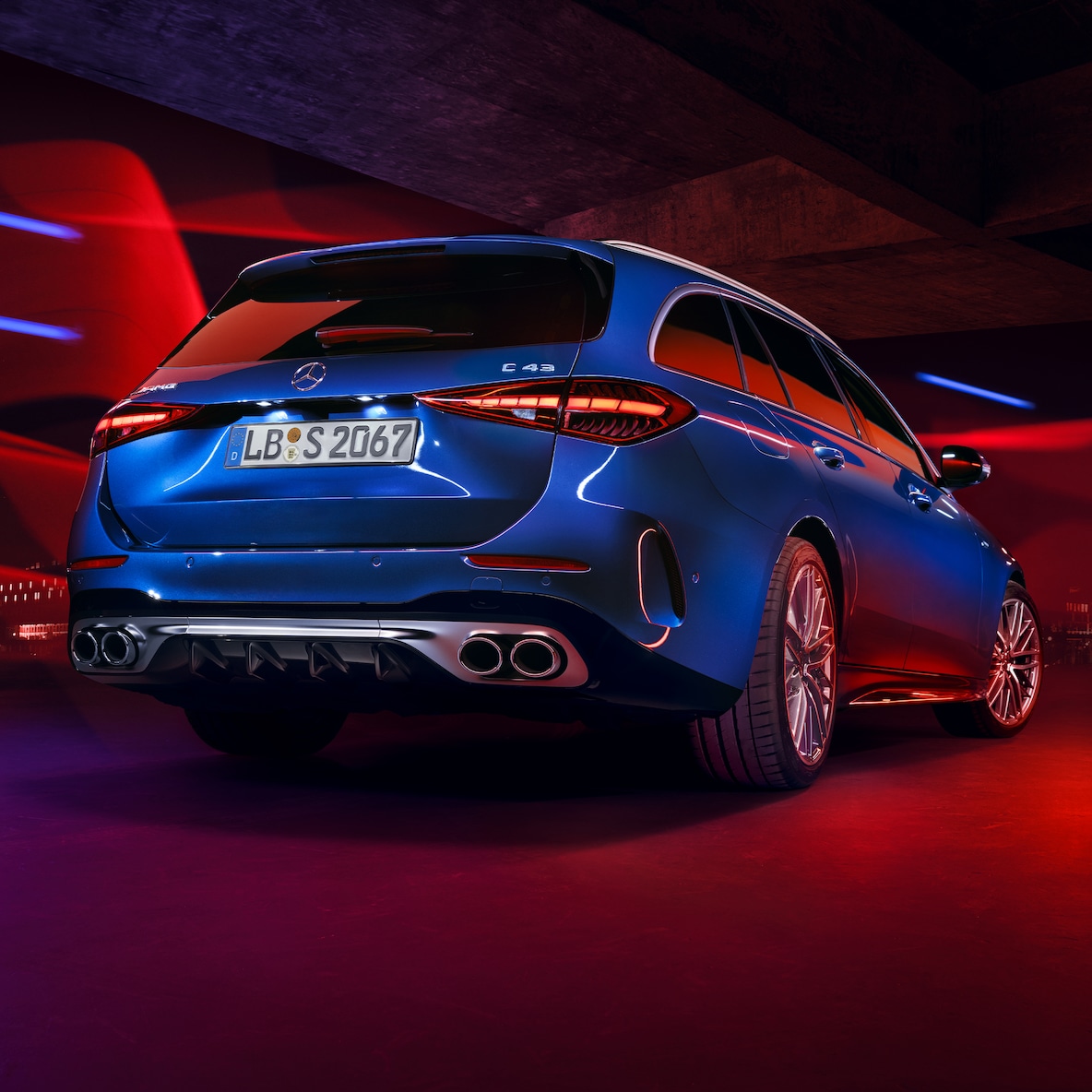 Hækskørt med diffusorindsats i sort højglans på Mercedes-AMG C-Klasse stationcar C 43.