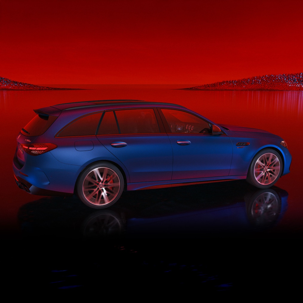Mercedes-AMG C 63 S E PERFORMANCE stationcar lakeret i MANUFAKTUR spectral blue magno, set fra siden mod en rød baggrund.