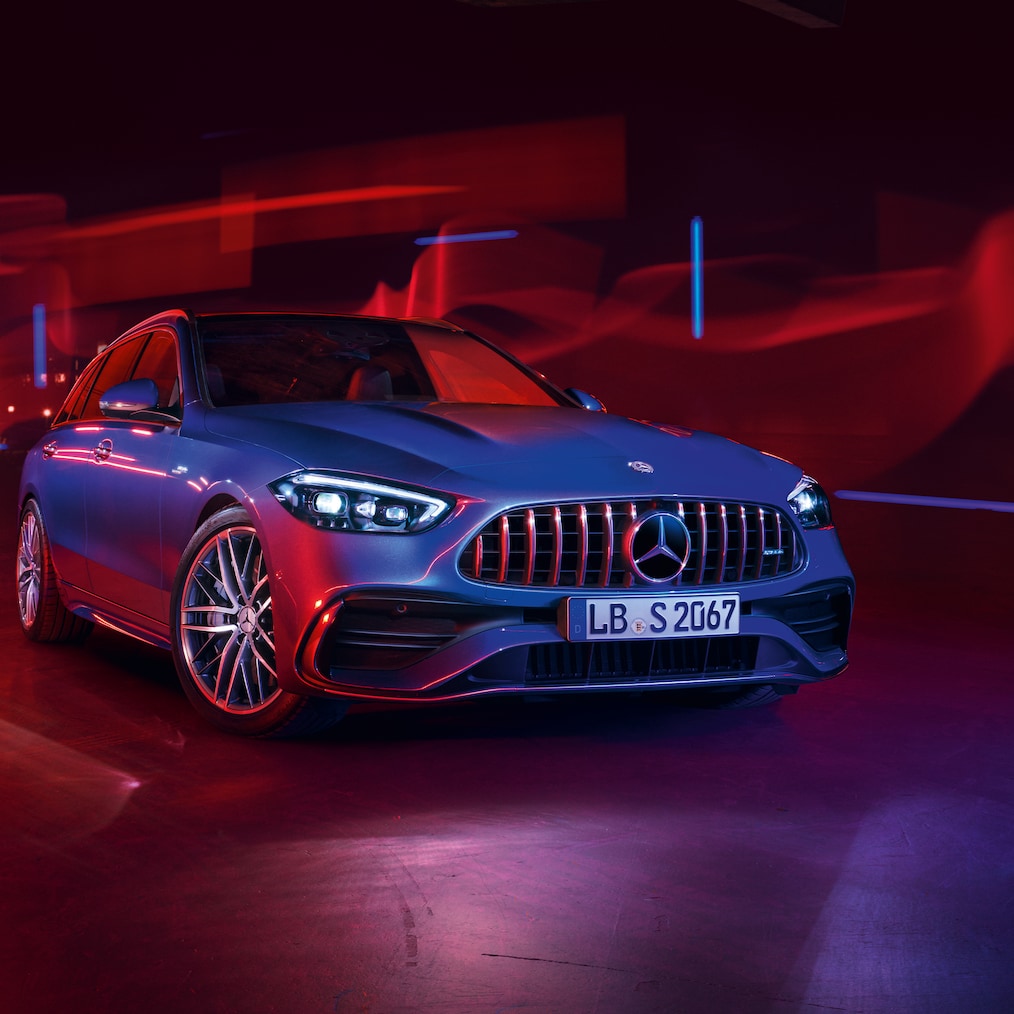 Mercedes-AMG C 43 set forfra mod en rød baggrund.