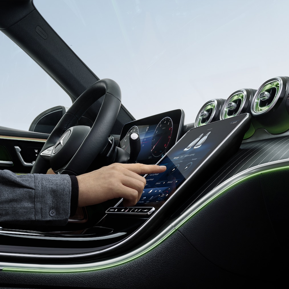 Nærbillede af cockpittet med displays i en Mercedes-Benz C-Klasse.