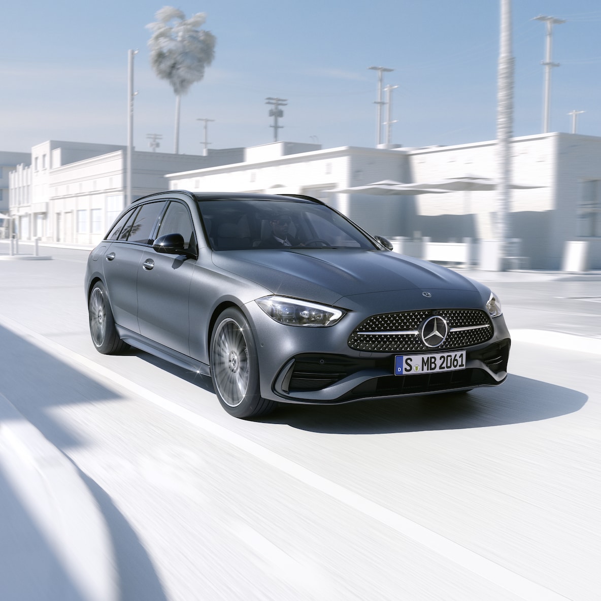 Mercedes-Benz C-Klasse stationcar set fra siden forfra.