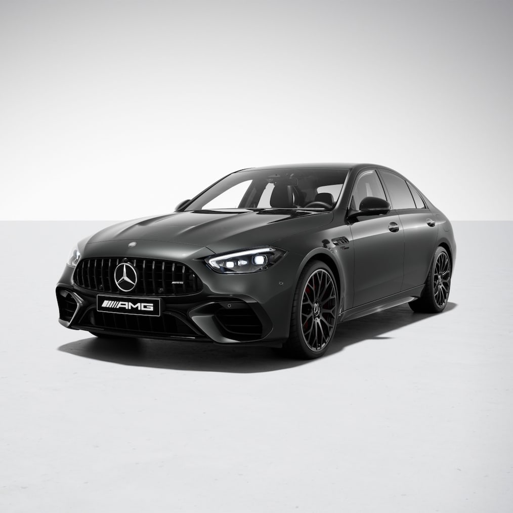 Mercedes-AMG C 63 S E Performance 4MATIC+ sedan set skråt bagfra.
