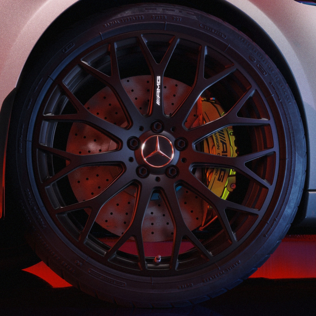 Nærbillede af AMG smedefælgen RZT på en Mercedes-AMG C 63 S E PERFORMANCE.