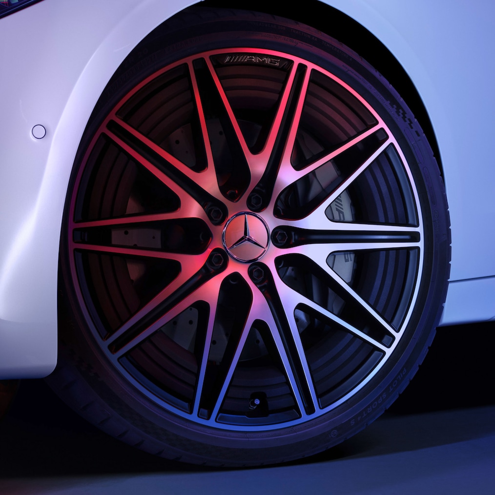 Nærbillede af AMG 5-dobbelt-eget letmetalfælge på en Mercedes-AMG C 43.
