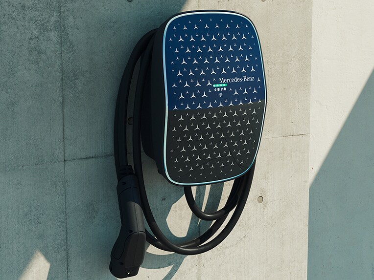 Mercedes-Benz C-Klasse Sedan plug-in hybrid under opladning ved en offentlig ladestander.