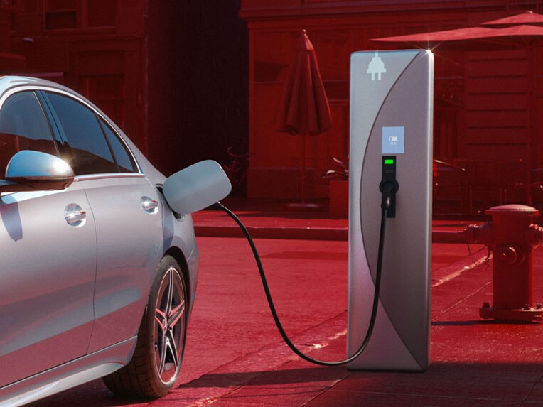 Mercedes-Benz C-Klasse sedan plug-in hybrid ved en offentlig ladestander under opladning.