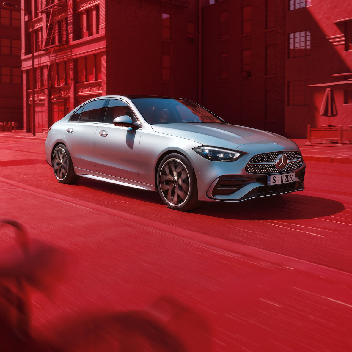 Mercedes-Benz C-Klasse sedan set fra siden forfra.