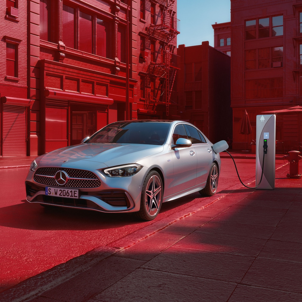 Dynamisk visning af en Mercedes-Benz C-Klasse sedan (kørebillede) eller holdende ved en ladestation.