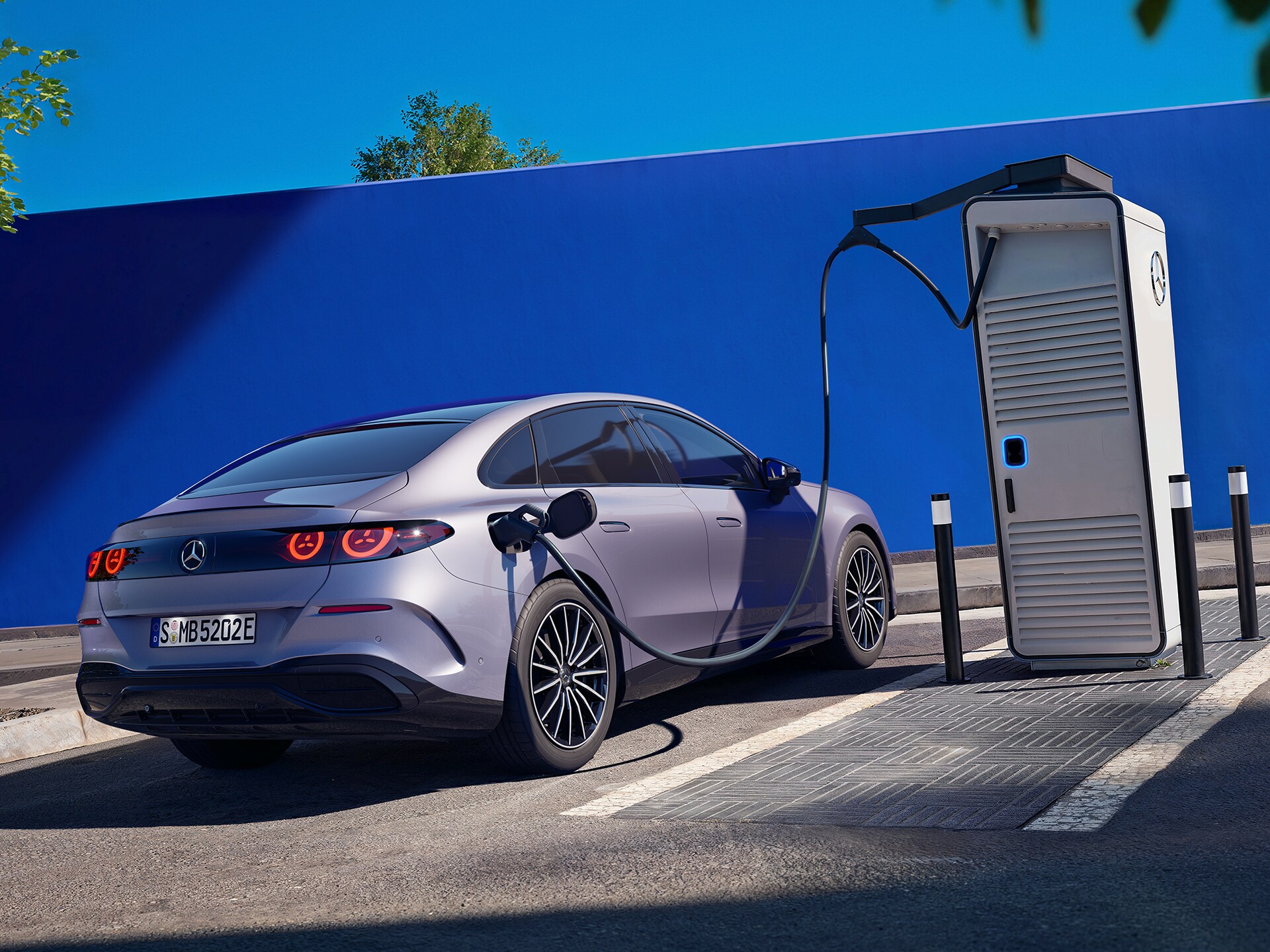 Opladning af den ny C-Klasse fra Mercedes-Benz.