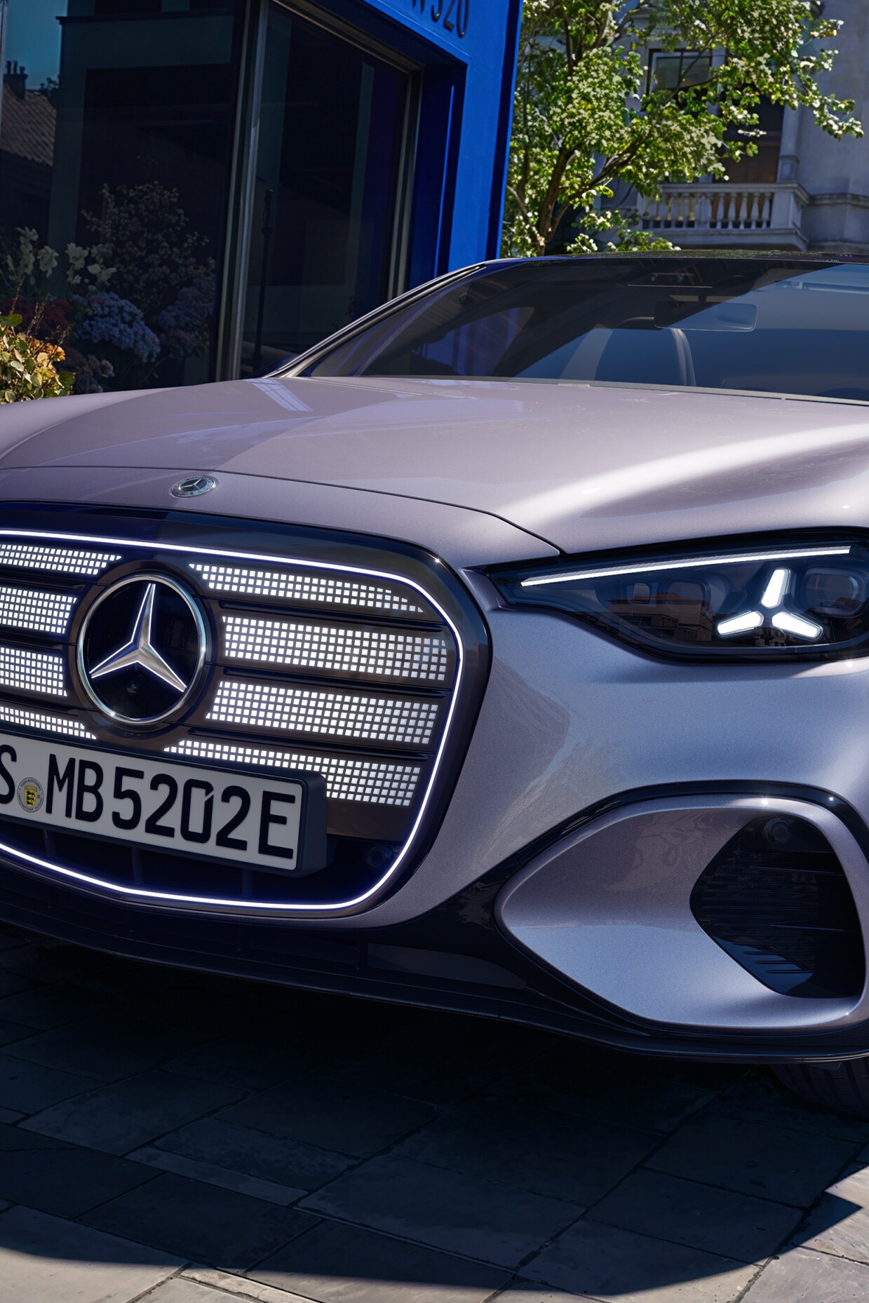 Close up af kølergrillen på den nye elektriske C-Klasse