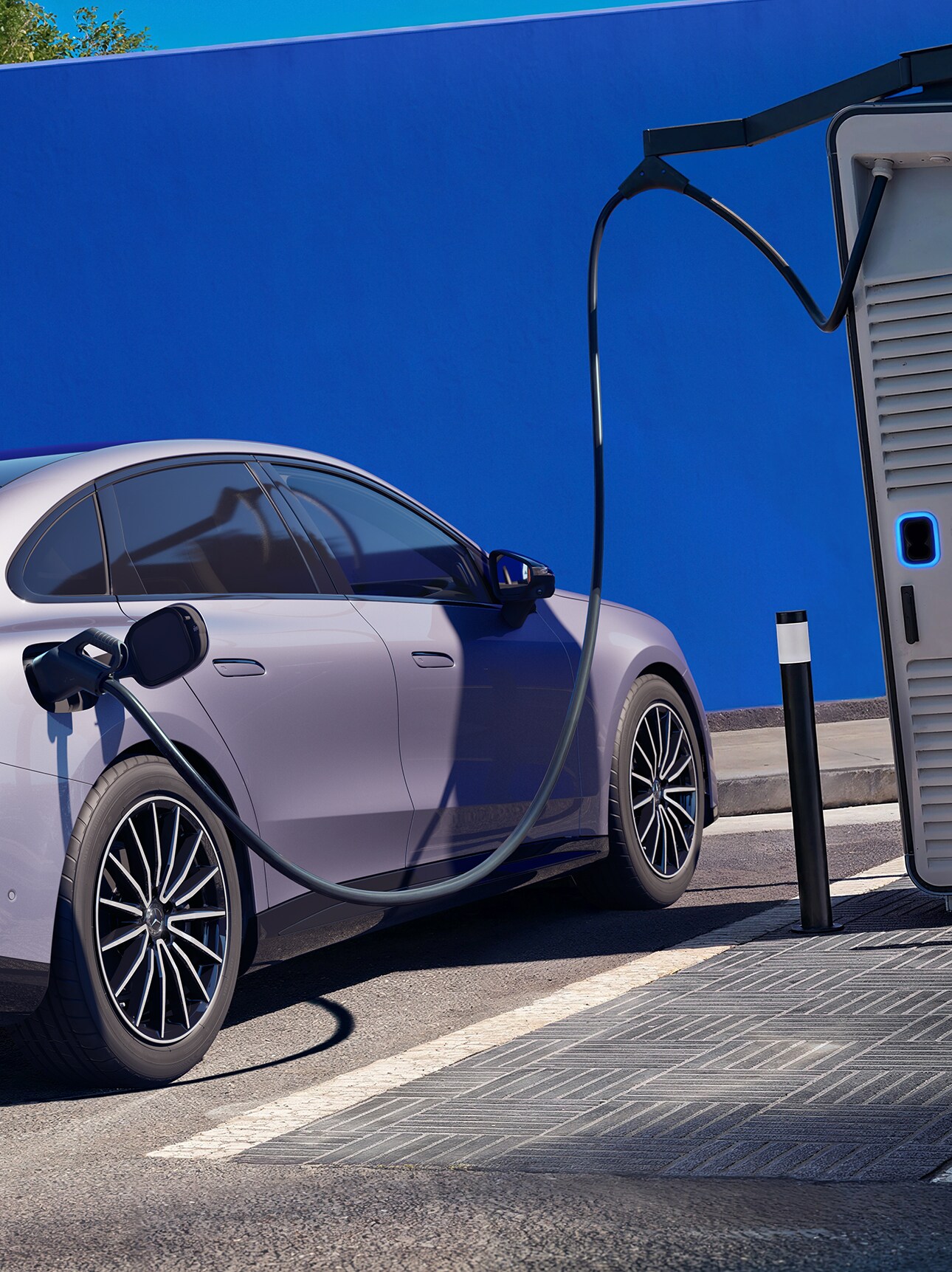 Den nye elektriske Mercedes-Benz C-Klasse tilsluttet ladestander