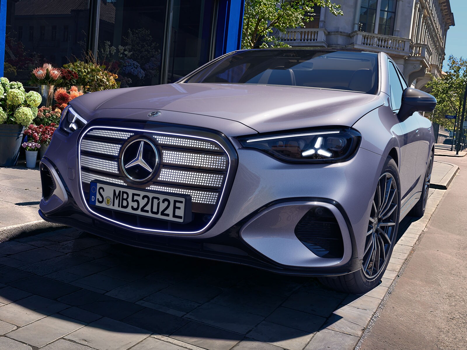 Den nye elektriske Mercedes-Benz C-Klasse fotograferet skråt nedefra