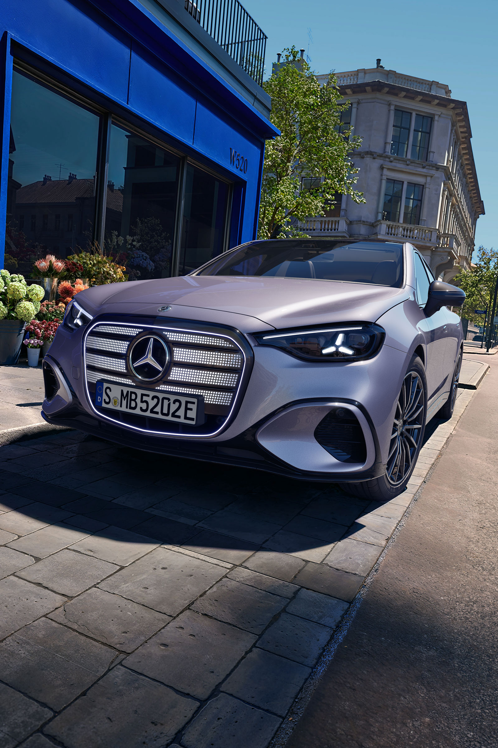 Verdenspremiere | Den nye fuldelektriske Mercedes-Benz C-Klasse Den nye elektriske Mercedes-Benz C-Klasse fotograferet skråt nedefra