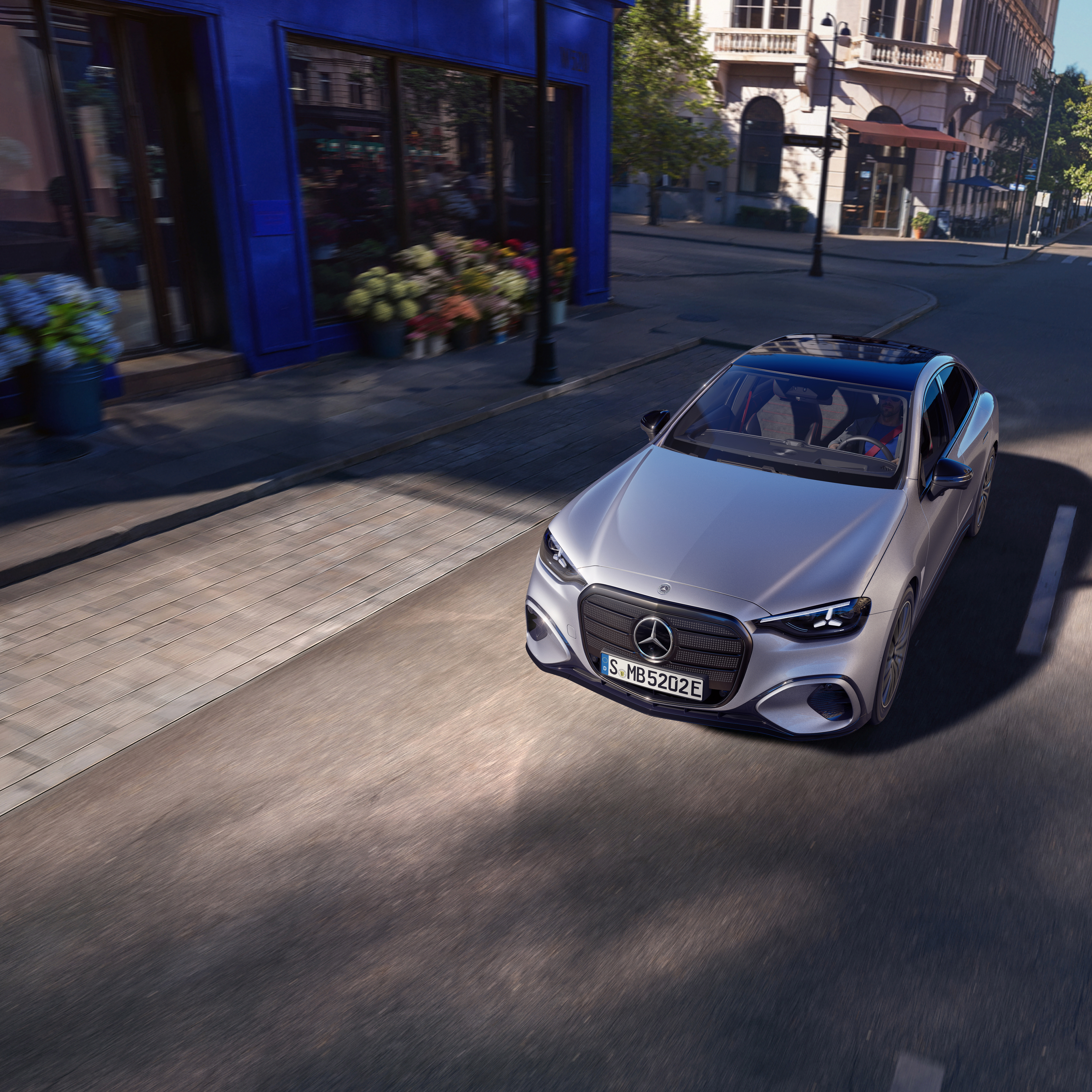 Den nye elektriske C-Klasse Sedan fra Mercedes-Benz parkeret foran en blomsterbutik