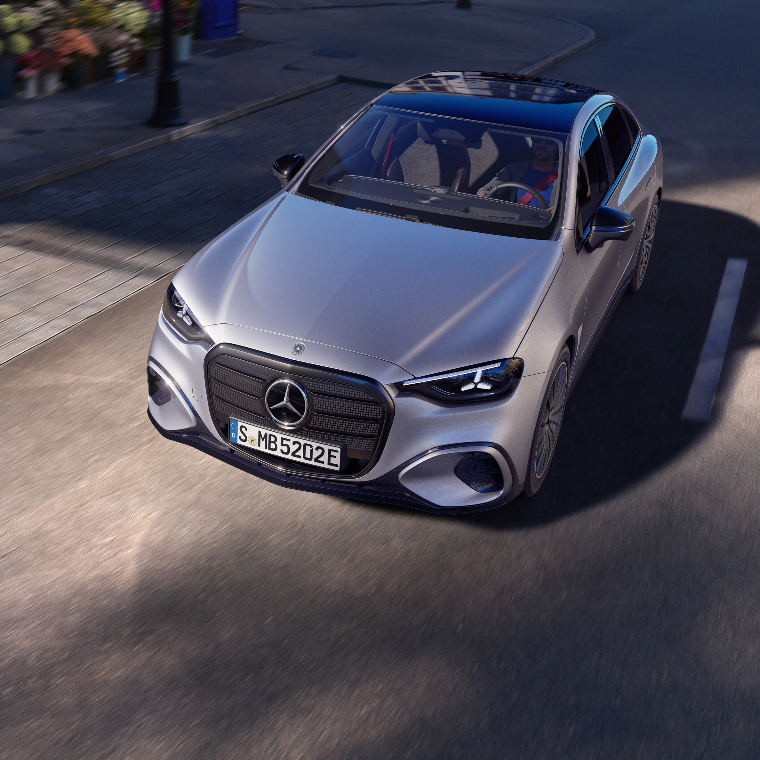 Den nye elektriske C-Klasse Sedan fra Mercedes-Benz parkeret foran en blomsterbutik