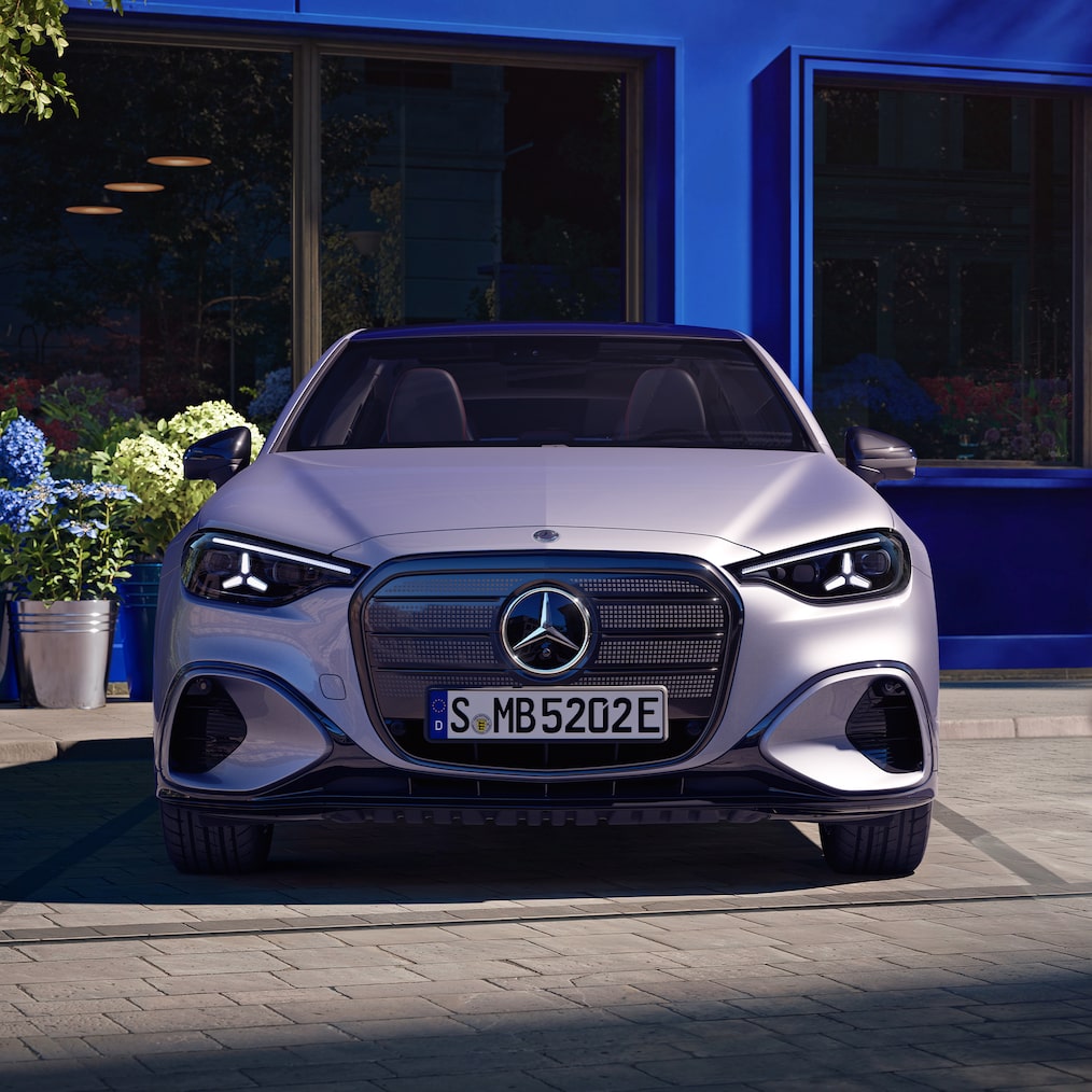 Det oplyste frontdesign på den helt nye elektriske C-Klasse fra Mercedes-Benz.