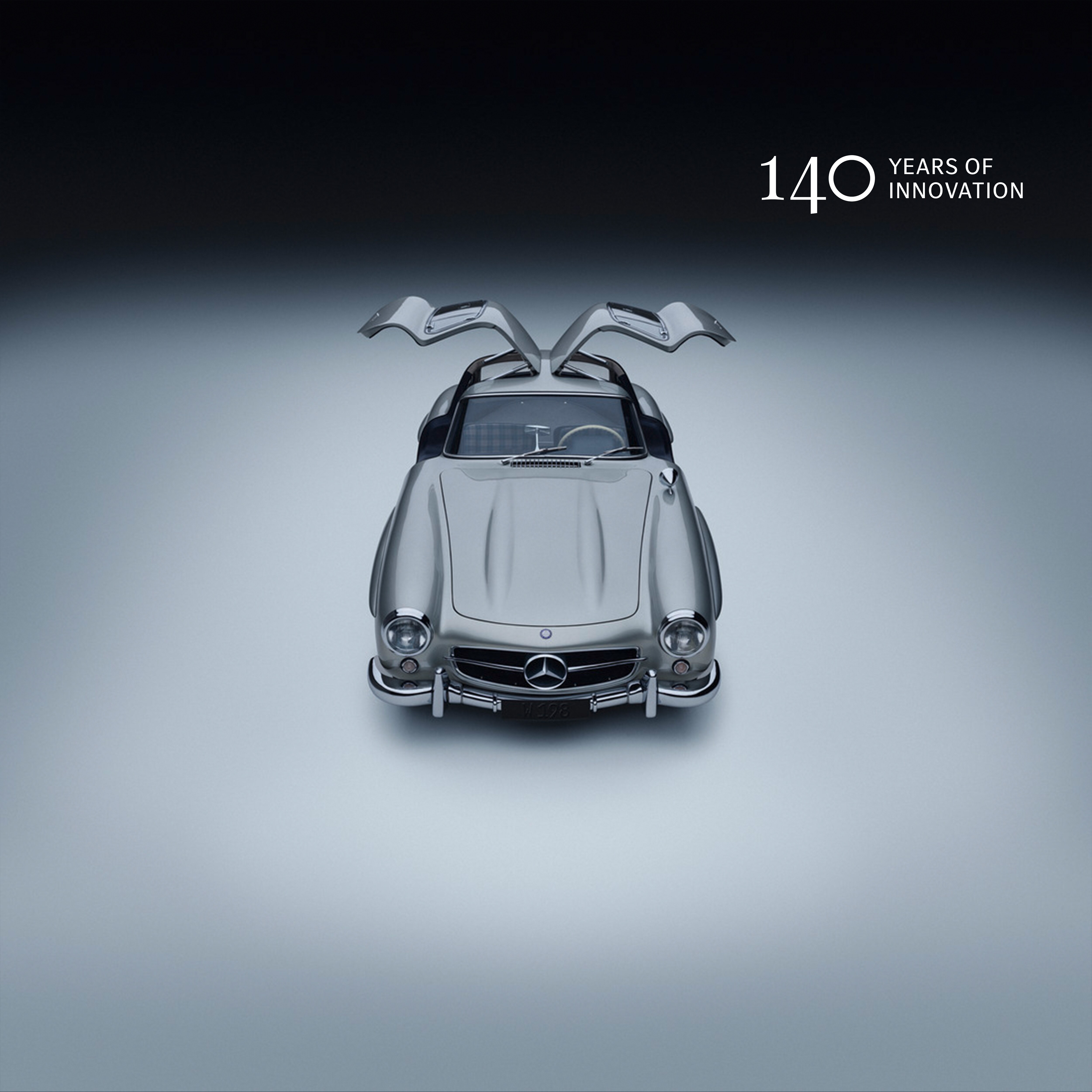 Den klassiske Mercedes-Benz 300 SL med åbne døre.
