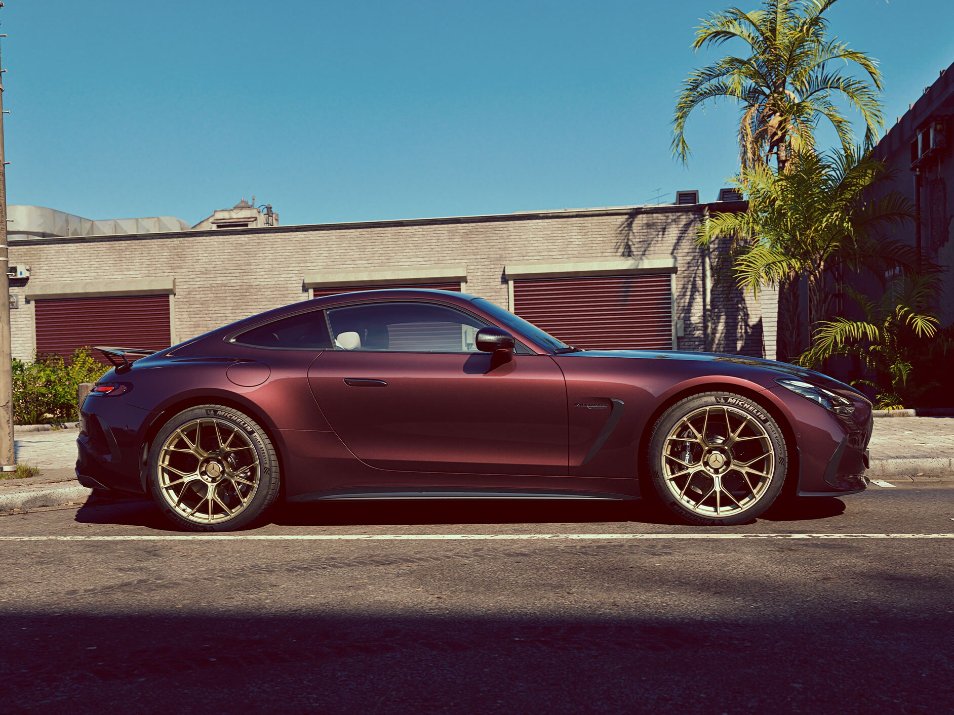 GT coupé fra Mercedes-AMG set fra siden, mens den holder parkeret på gaden.