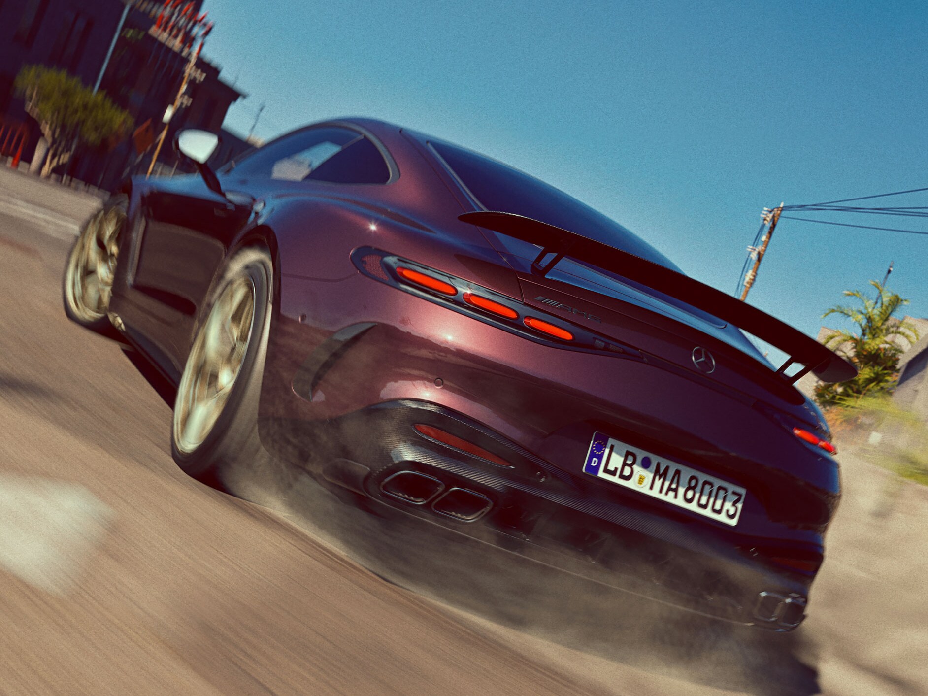 Bagenden af GT coupé fra Mercedes-AMG, som kører hurtigt på gaden.