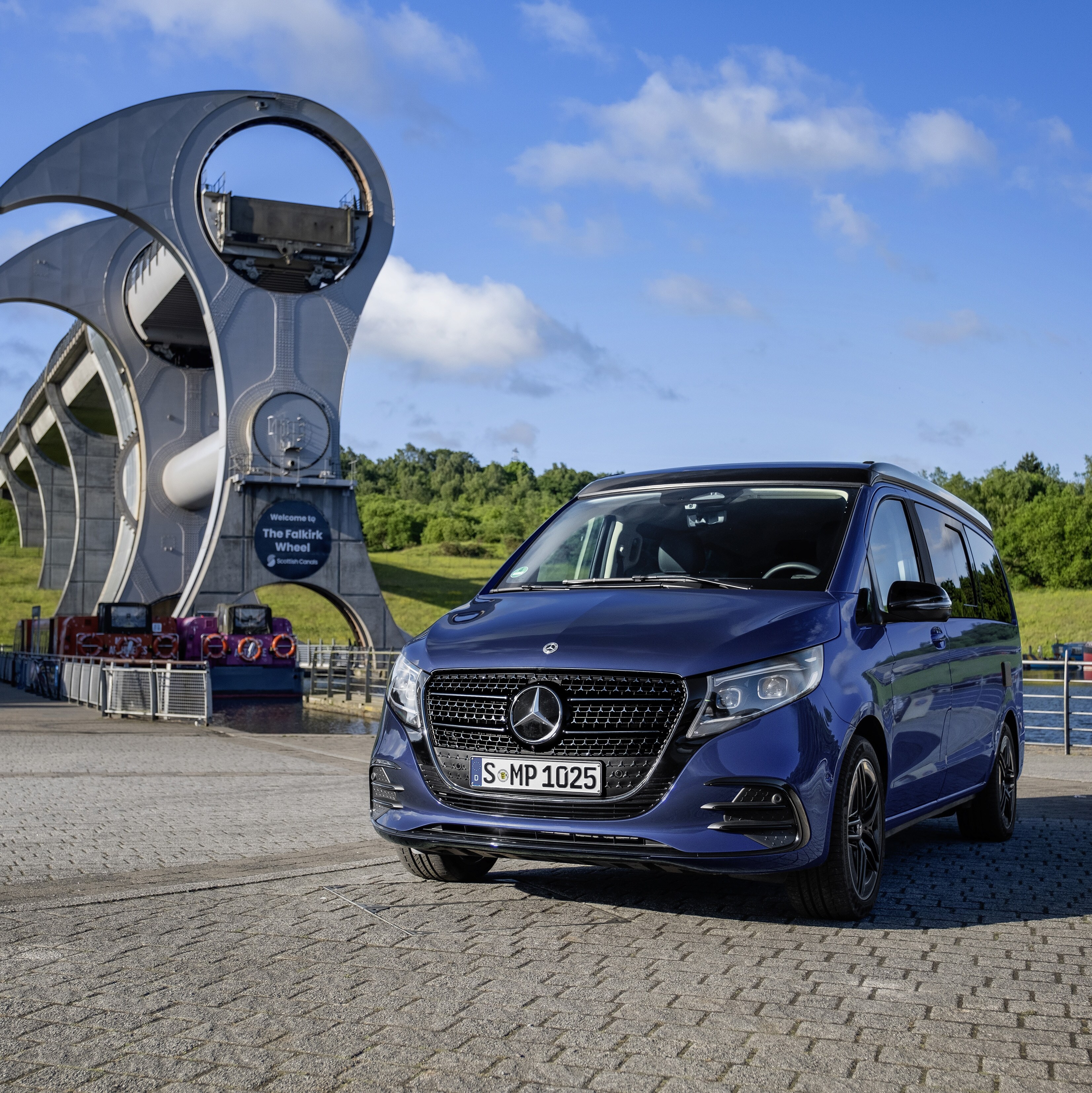 Mercedes‑Benz Marco Polo autocamper parkeret i et smukt landskab.