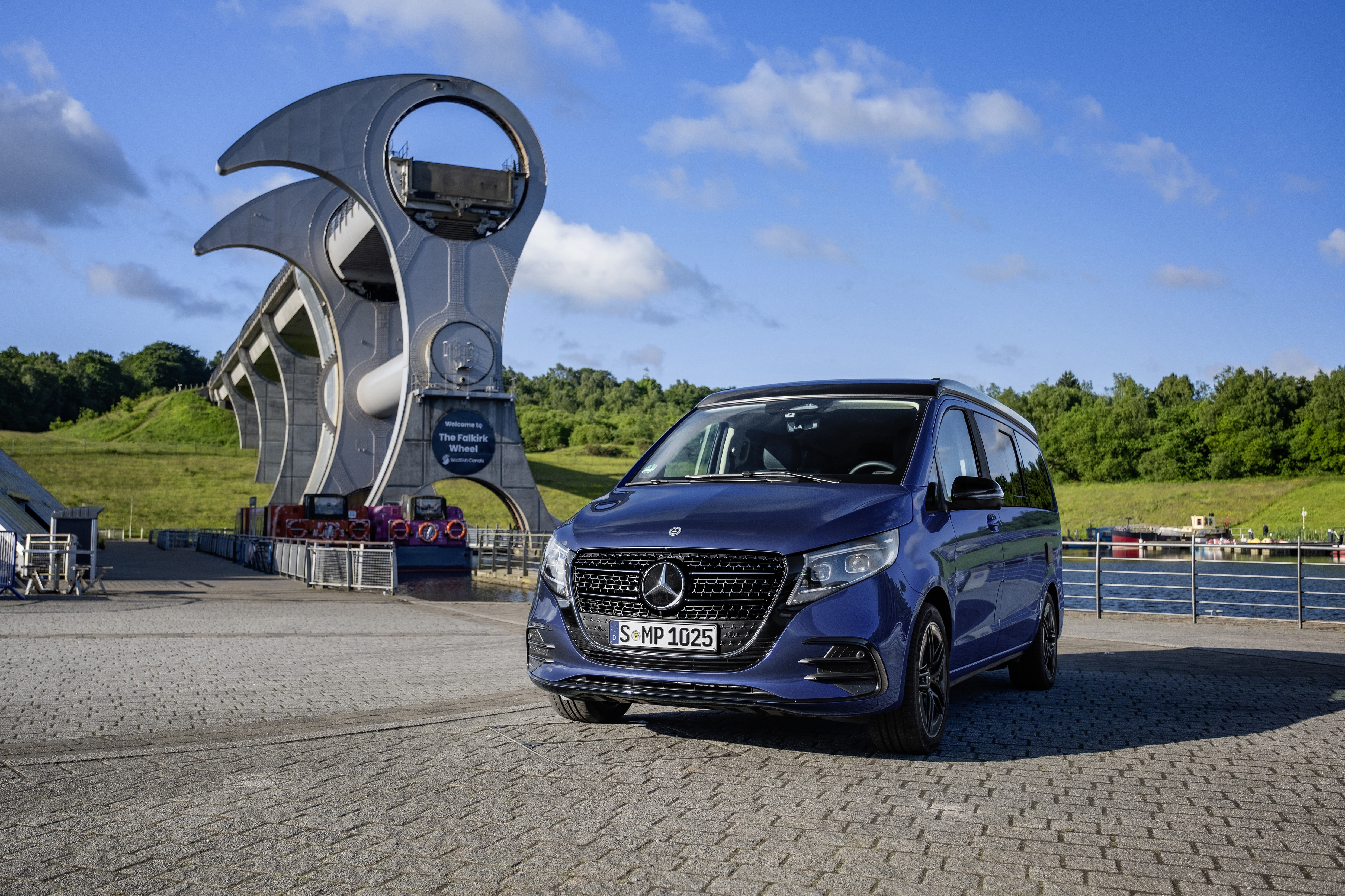 Store familiebiler | Marco Polo autocamper | Mercedes-Benz MPV Mercedes‑Benz Marco Polo autocamper parkeret i et smukt landskab.